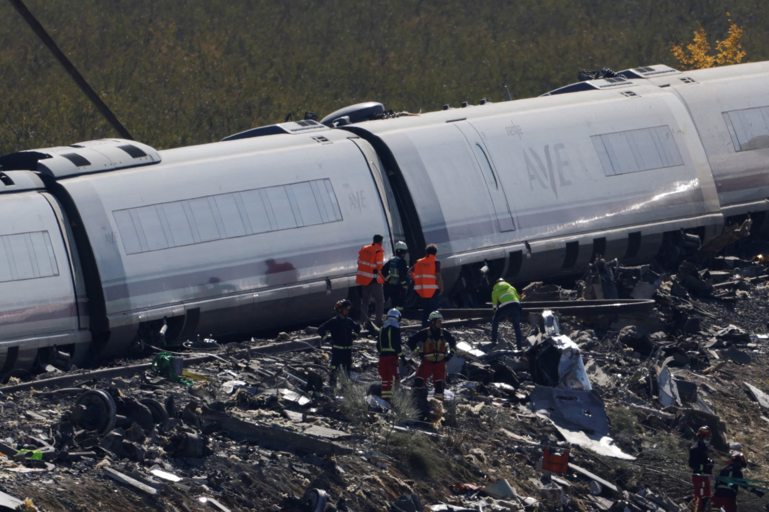 El ministro de Transportes descartó la responsabilidad de los maquinistas y señaló al centro de control por autorizar la marcha del tren. (REUTERS/Violeta Santos Moura)