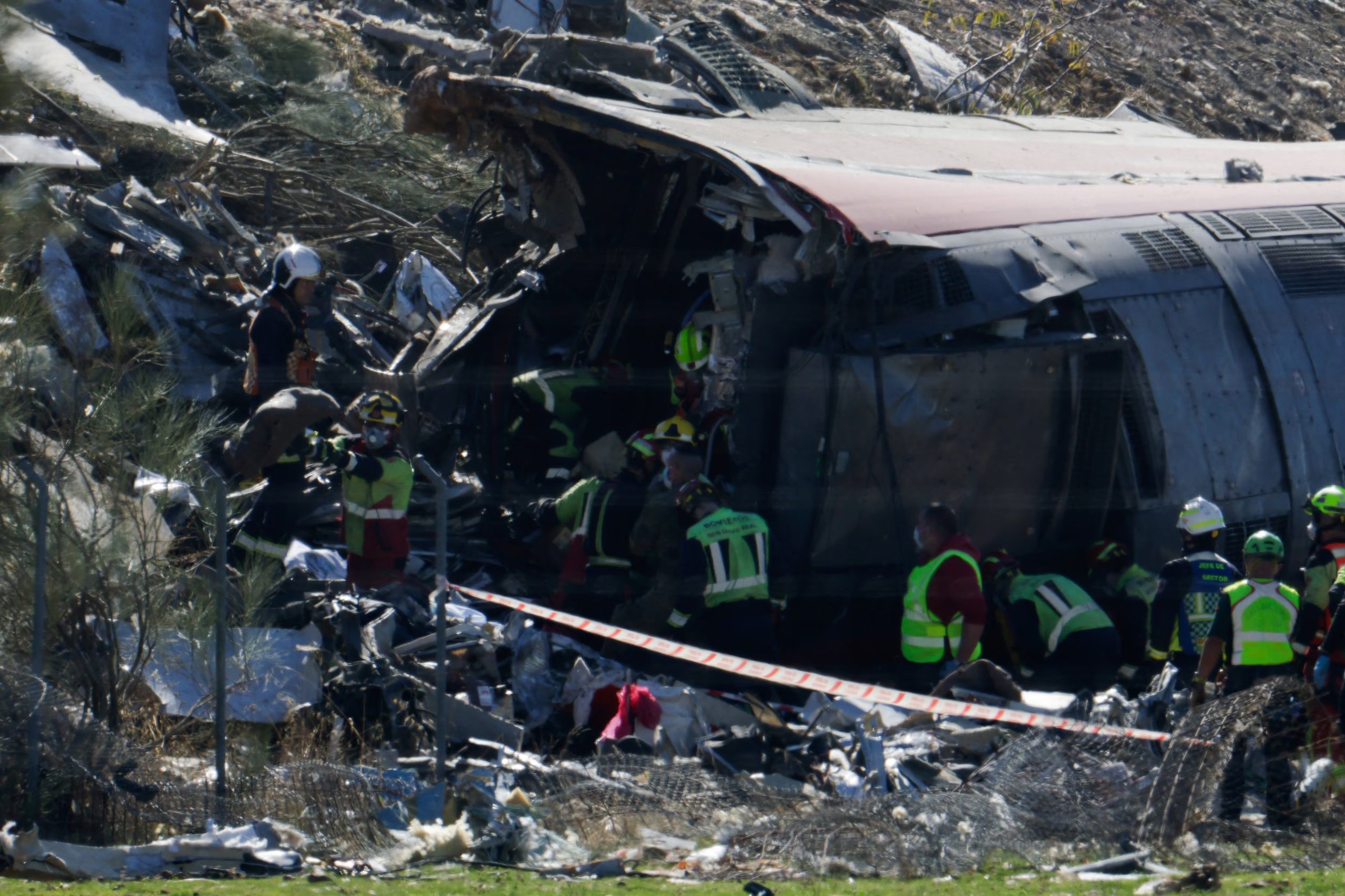 Los equipos de rescate y una brigada militar coordinaron el traslado de decenas de heridos a hospitales de Castilla-La Mancha. (REUTERS/Violeta Santos Moura)