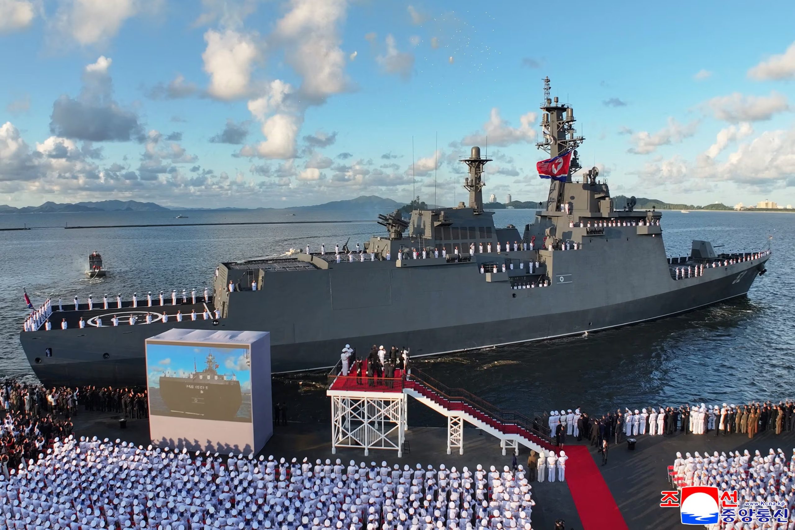 Ceremonia de puesta en servicio del destructor «Kang Kon» en el puerto de Wonsan, Corea del Norte, el 6 de septiembre de 2026 (KCNA vía REUTERS)