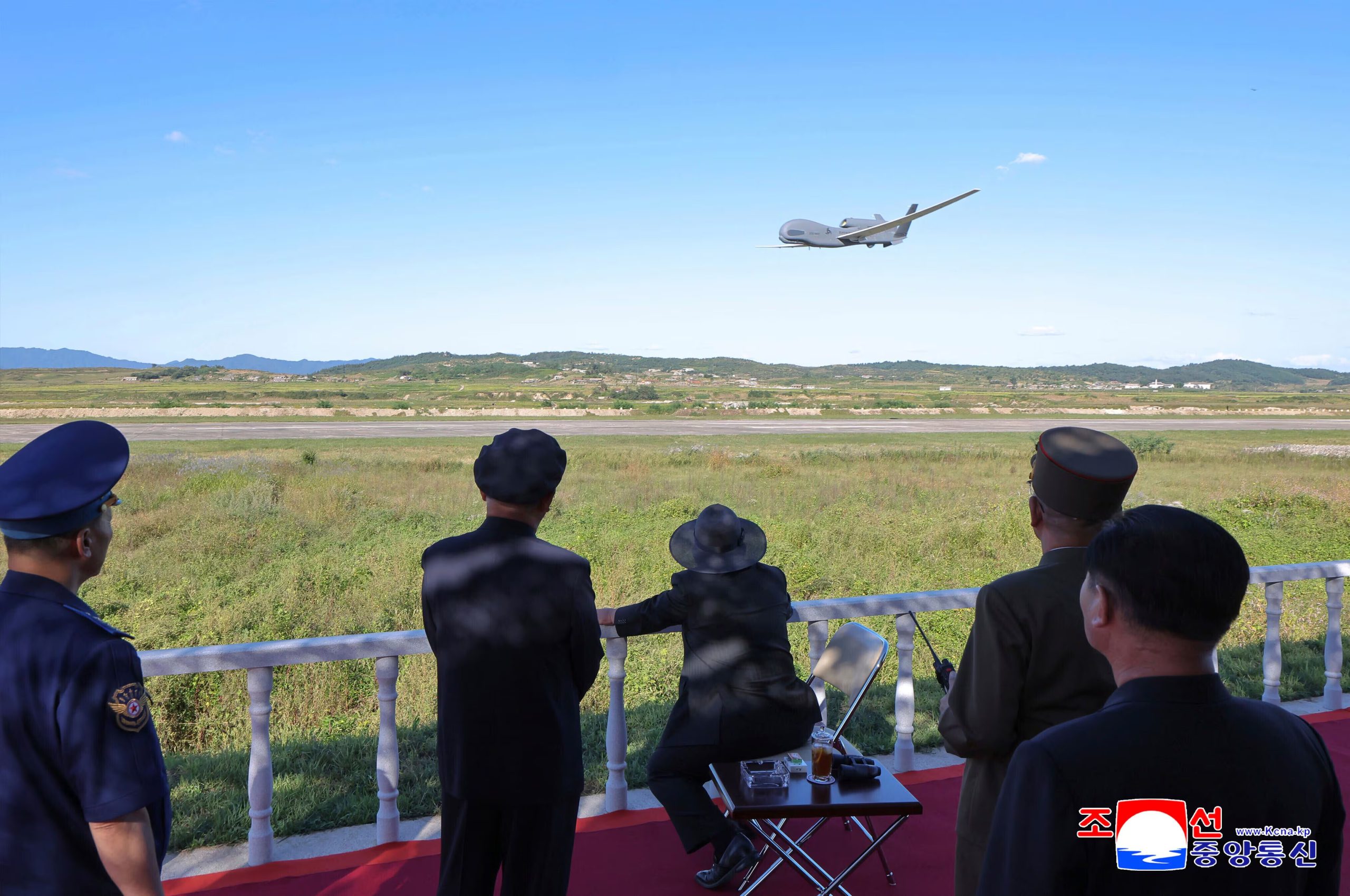 Kim Jong-un inspeccionando una prueba de un dron en un lugar no revelado de Corea del Norte (Agencia Central de Noticias de Corea/Korea News Service vía AP/Archivo)