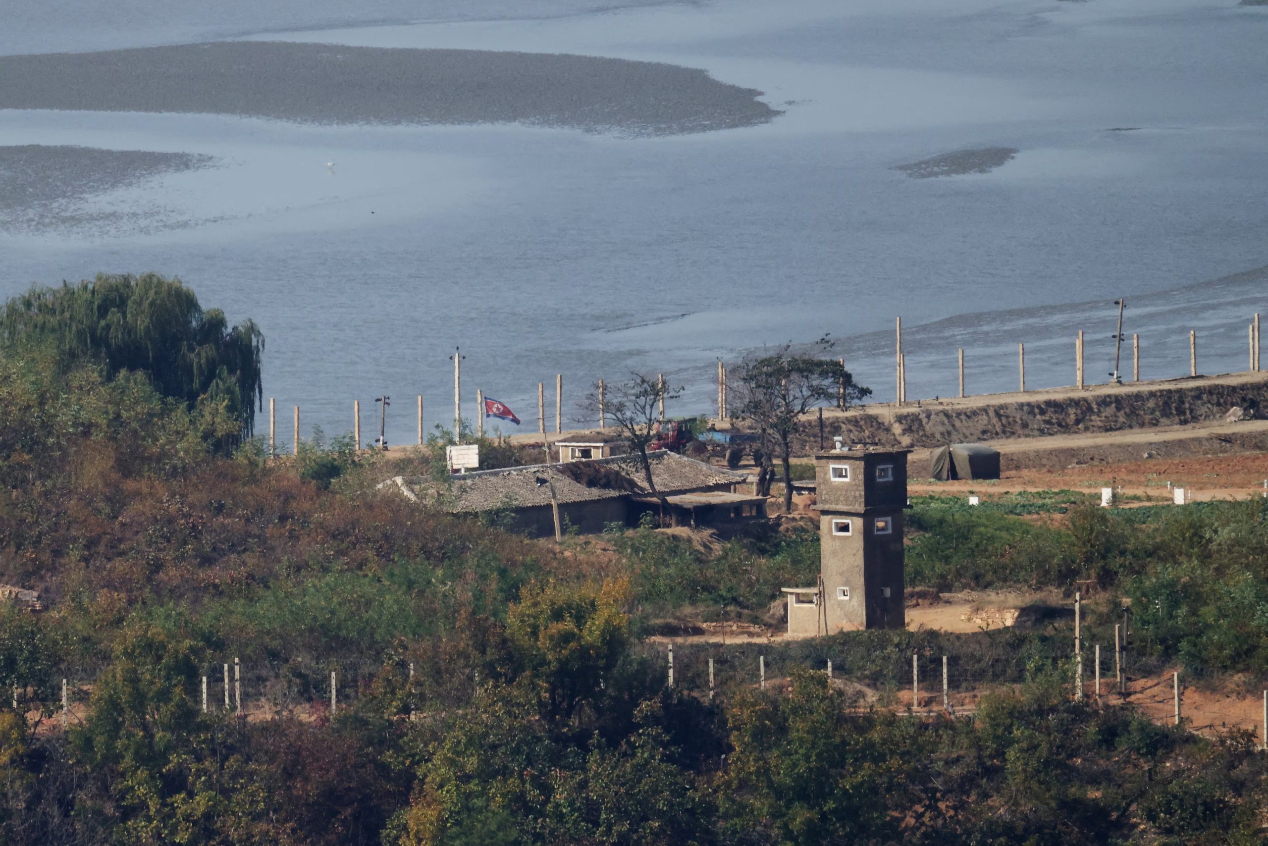 En esta imagen, tomada desde una plataforma de observación en Gimpo, Corea del Sur, el 26 de octubre de 2026, se observa un puesto de guardia norcoreano (REUTERS/Kim Hong-Ji)