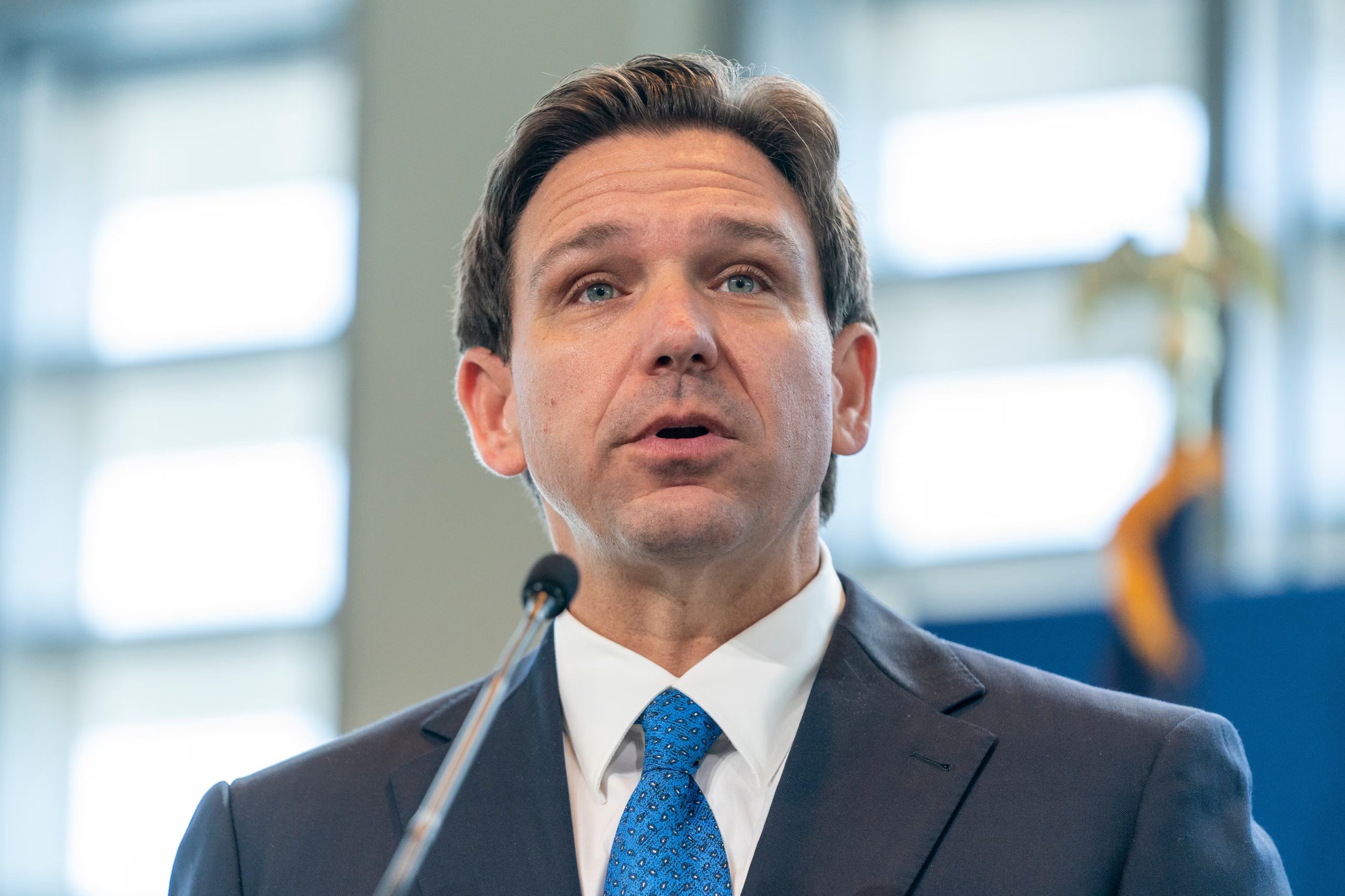 El gobernador Ron DeSantis confirmó la preparación del estado de Florida ante el avance del huracán mayor hacia la costa (AP Foto/Alex Brandon, Archivo)