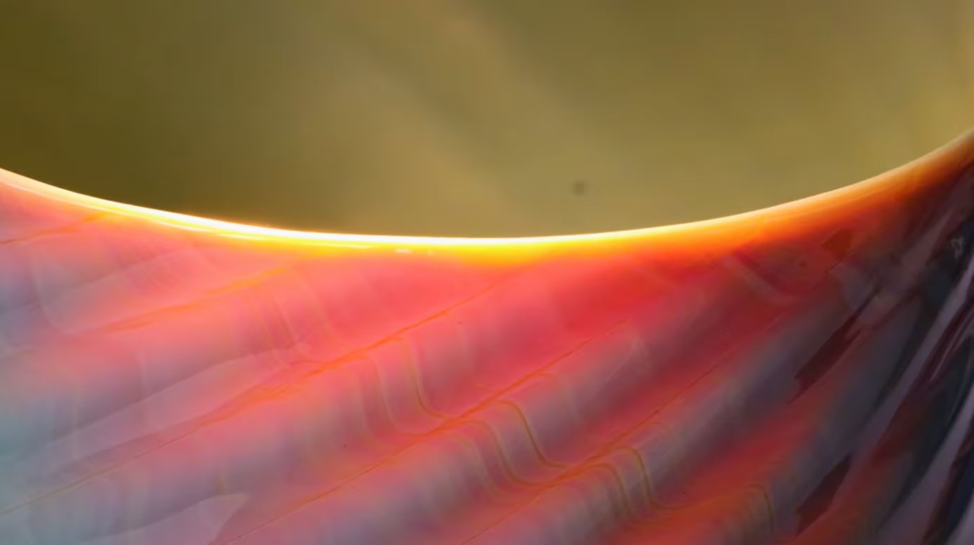 La Copa de Licurgo es el único vaso jaula romano conocido con la propiedad de alternar colores según la luz que recibe (YouTube/@sheffieldplayer)