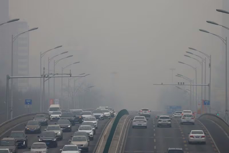 La interacción de las emisiones vehiculares e industriales con la luz solar produce ozono troposférico durante los períodos de calor extremo (REUTERS/Carlos García Rawlins)