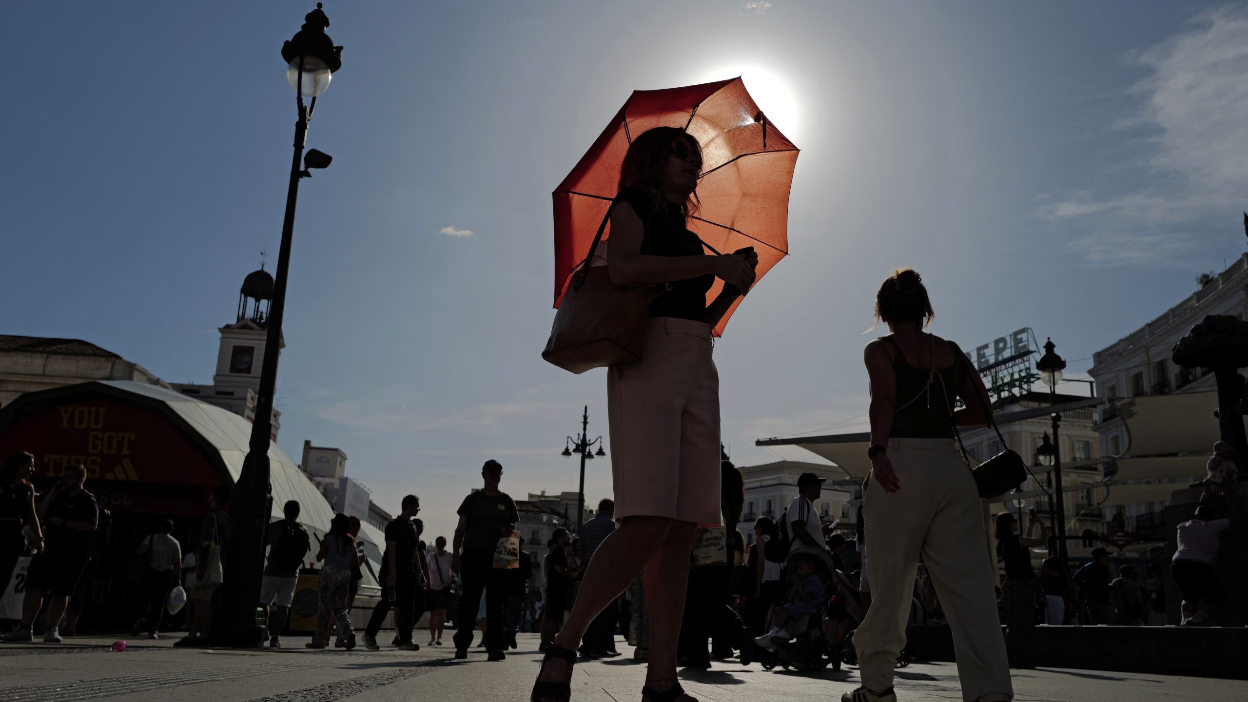 Las olas de calor estimulan las reacciones químicas de la luz solar con las emisiones que producen ozono troposférico (REUTERS/Kacper Pempel)
