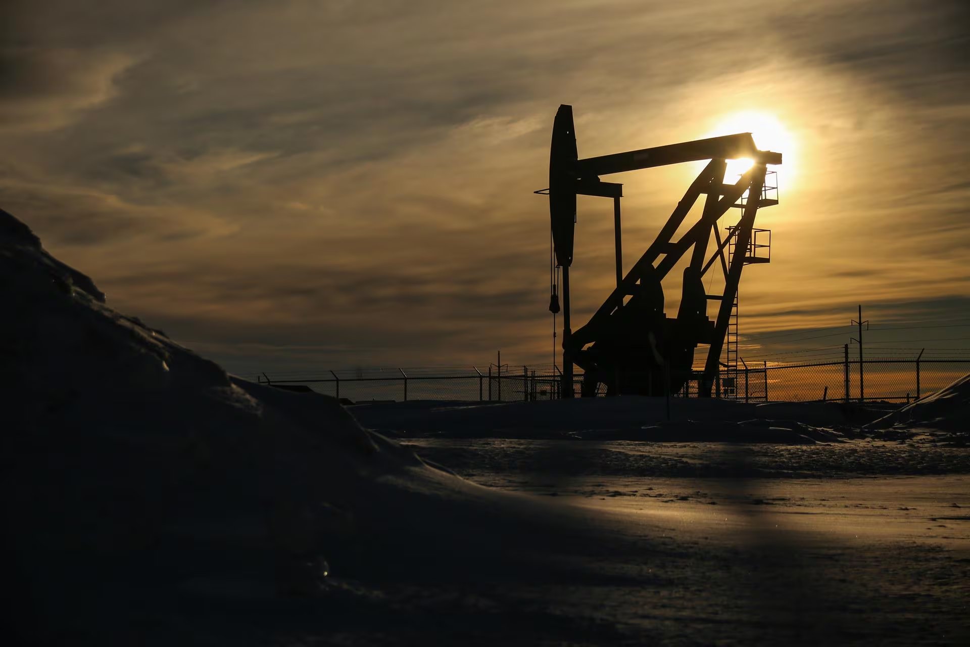 El crudo Brent alcanzó una cotización de 109,86 dólares por barril y el WTI superó los 101 dólares en el cierre semanal.
