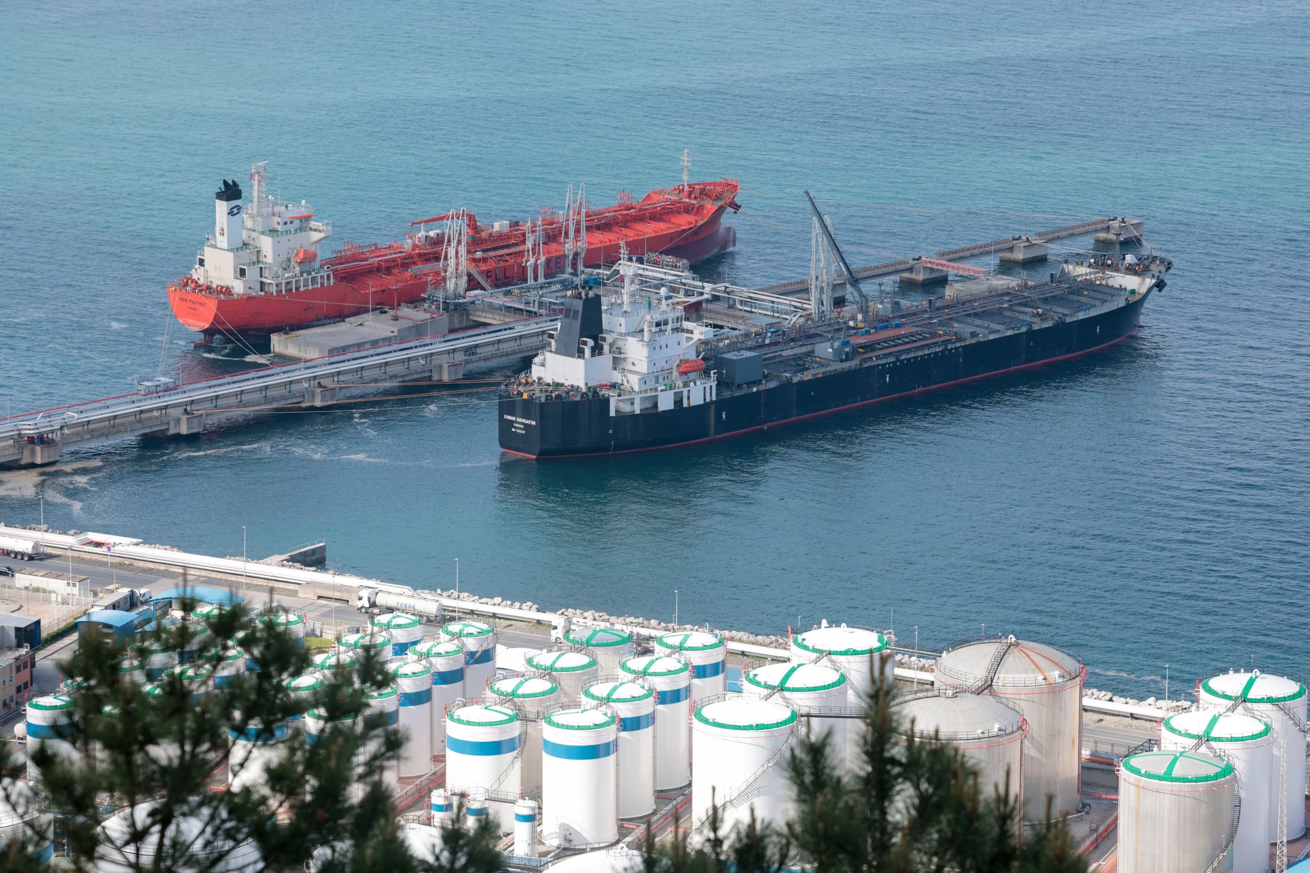 Un huracán en el Golfo de México paralizó más de 510.000 barriles diarios de la producción petrolera estadounidense. (EFE/Luis Tejido)