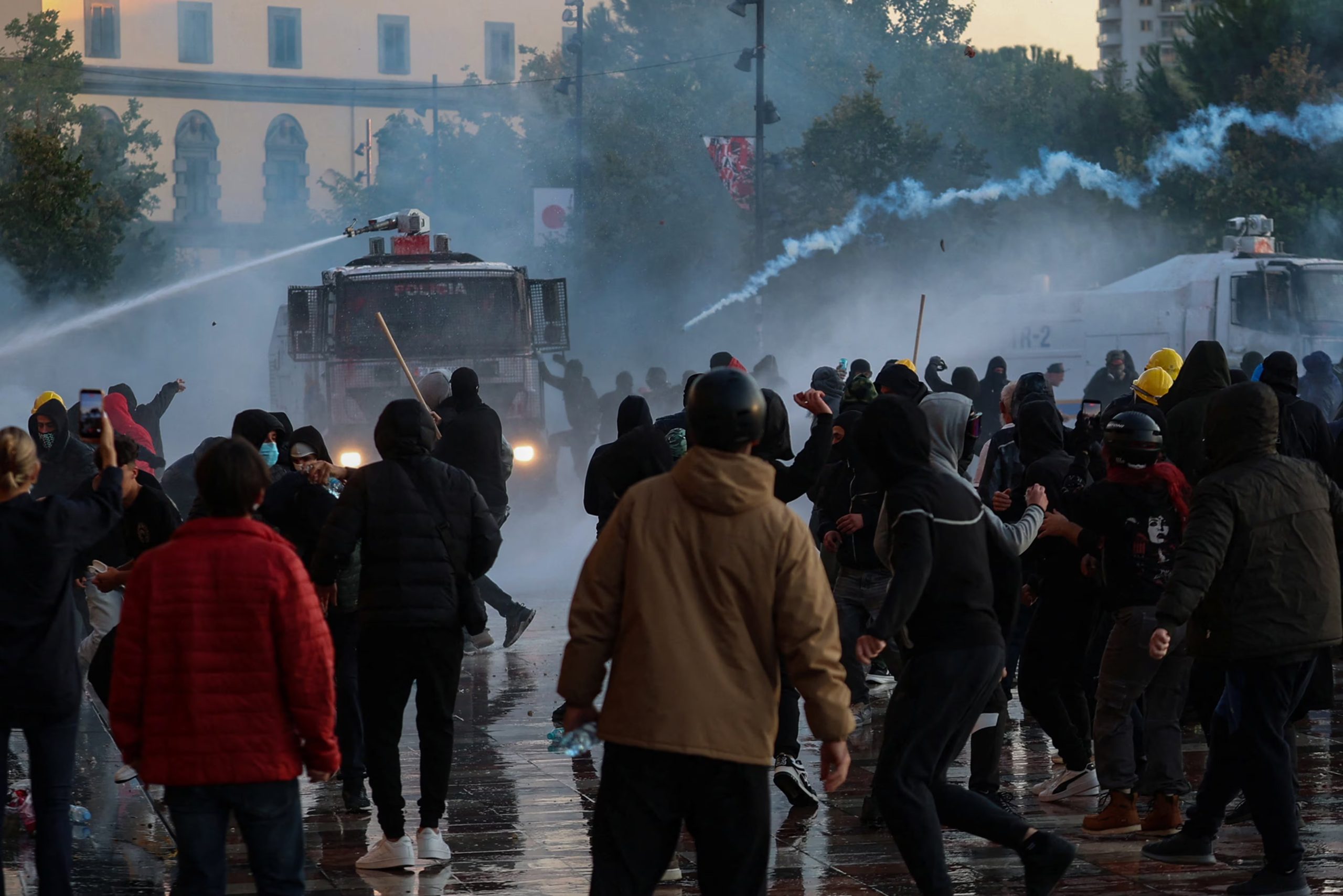Los manifestantes exigen la renuncia del primer ministro Edi Rama (REUTERS/Louisa Gouliamaki)