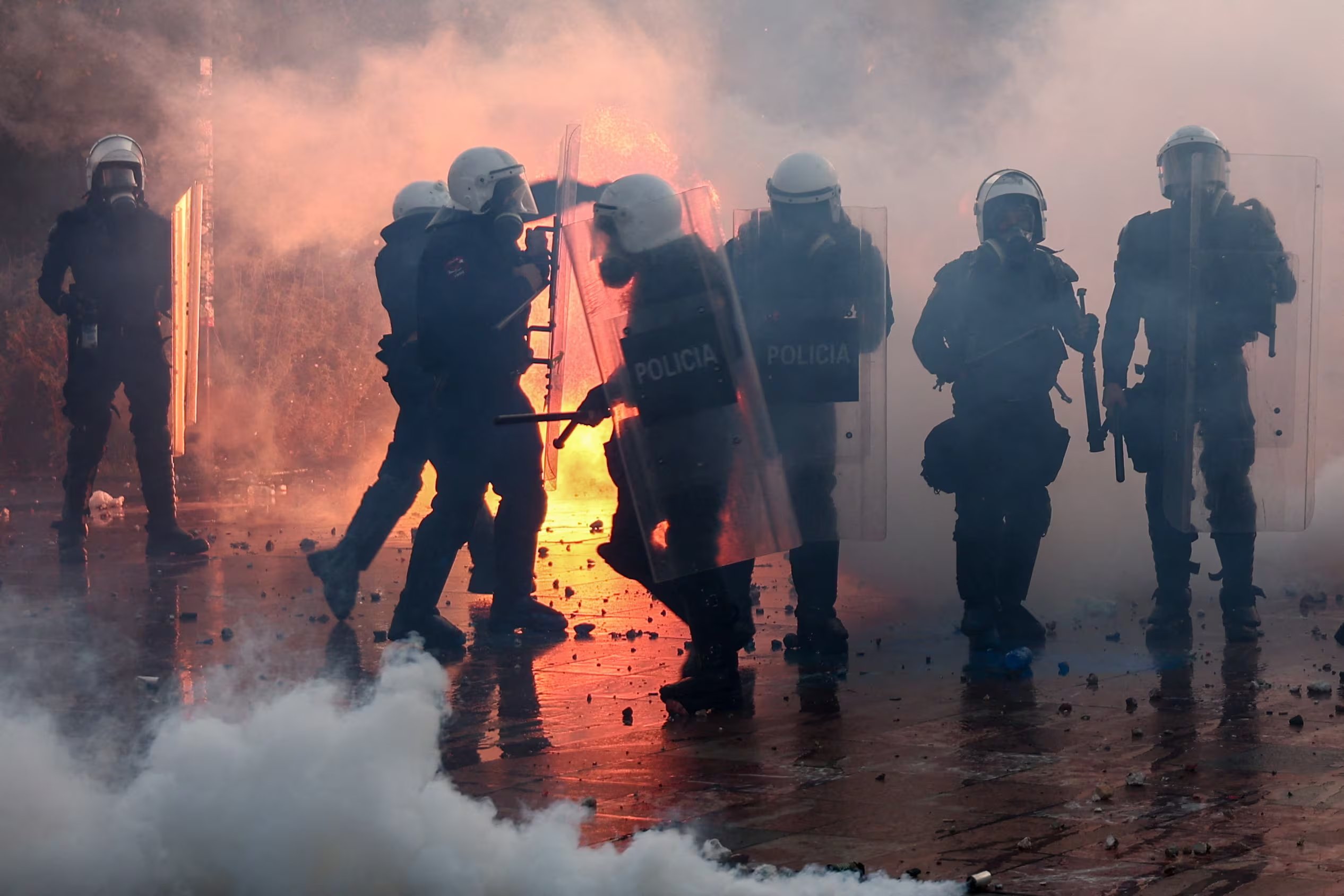 Oficiales de policía con equipo antidisturbios se reúnen durante una protesta antigubernamental de estudiantes en Tirana, Albania, el 18 de octubre de 2026. REUTERS/Florion Goga