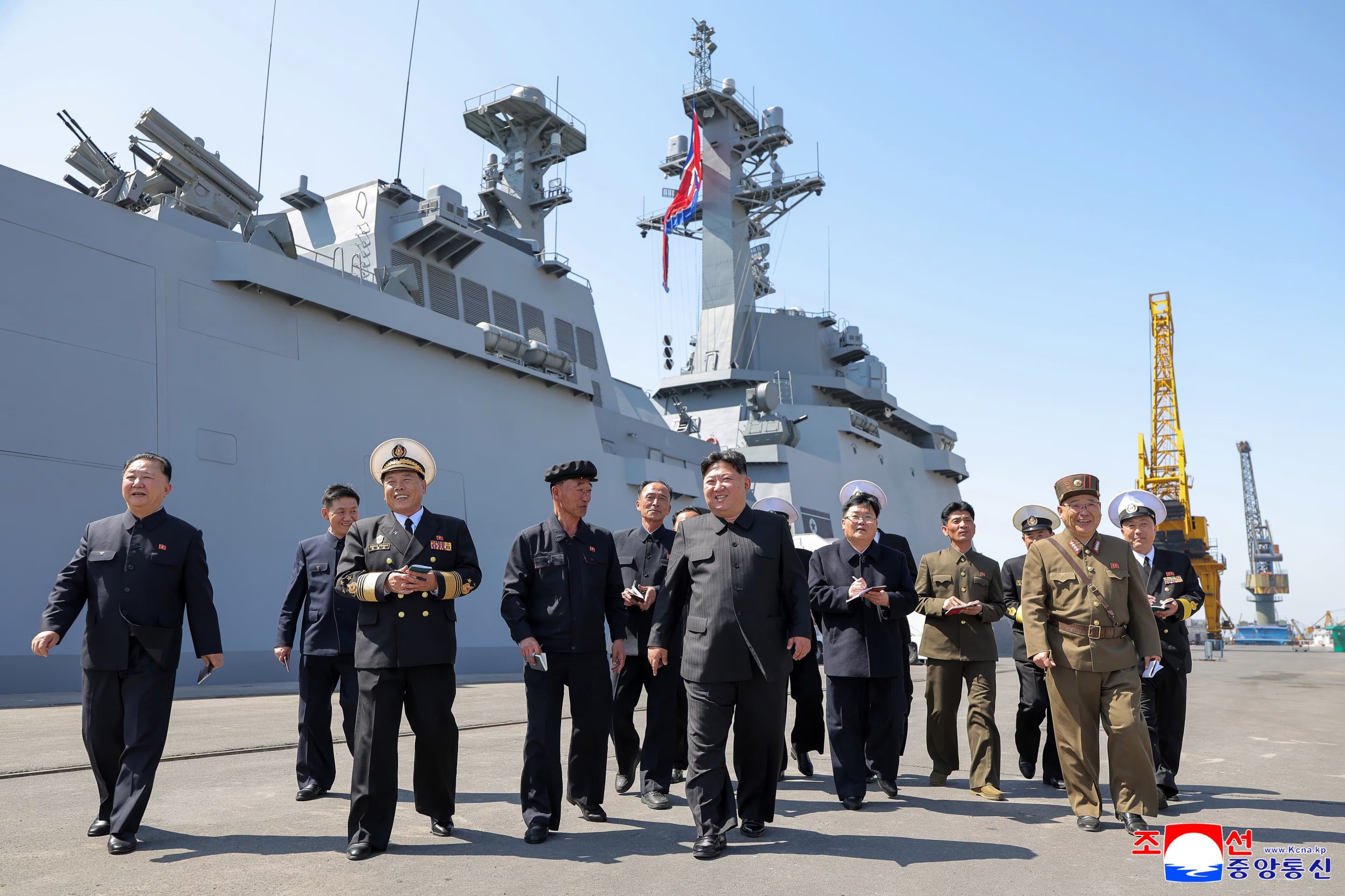 El dictador Kim Jong-un, al centro, llega para observar el lanzamiento de prueba de misiles (Agencia Central de Noticias de Corea/Korea News Service vía AP/Archivo)