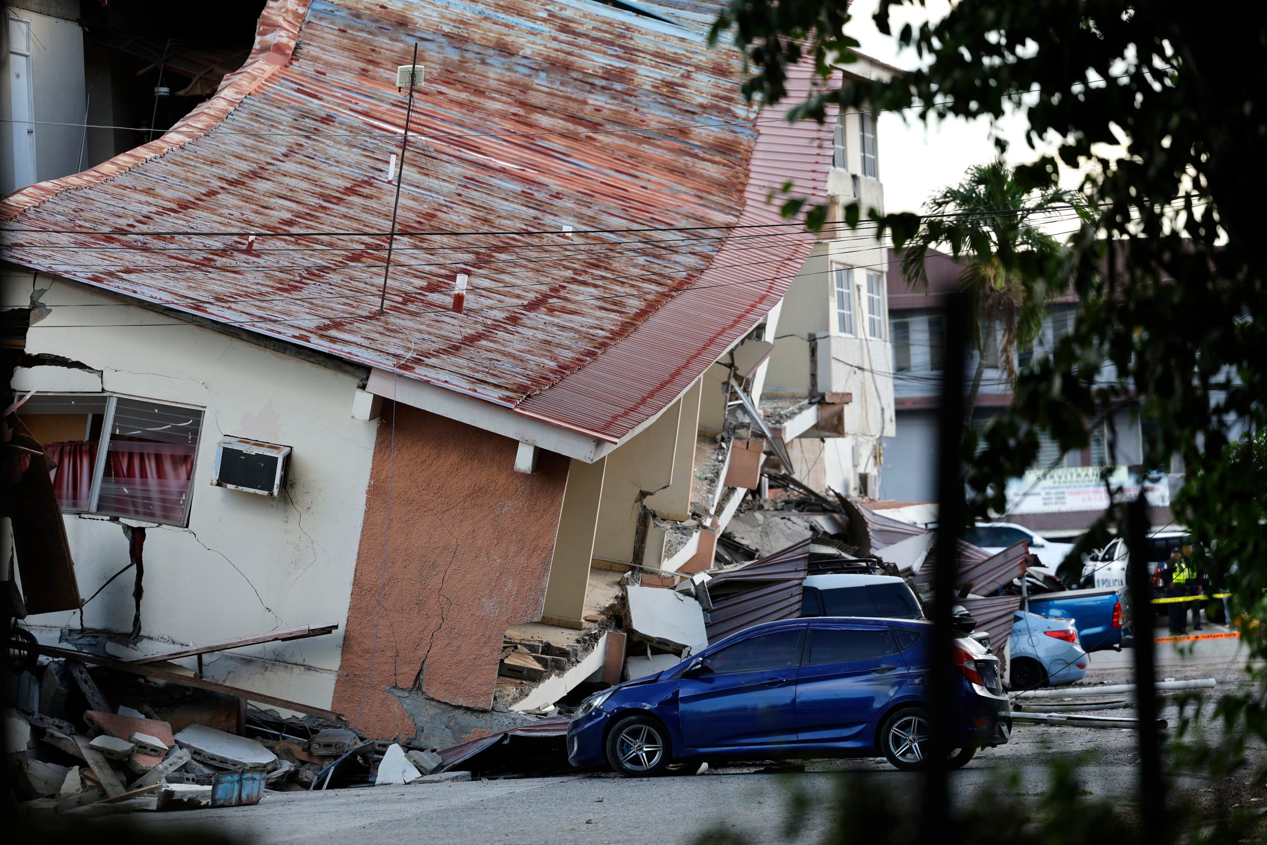 AME4649. PENONOMÉ (PANAMÁ), 09/10/2026.- Fotografía que muestra una edificación afectada por el terremoto de magnitud 7,7 que sacudió el sureste de Panamá, con una profundidad de 10 kilómetros y generó daños en varios edificios y carreteras cercanas a la localidad de Tonosí, epicentro del temblor, este viernes en Penonomé (Panamá). EFE/ Bienvenido Velasco
