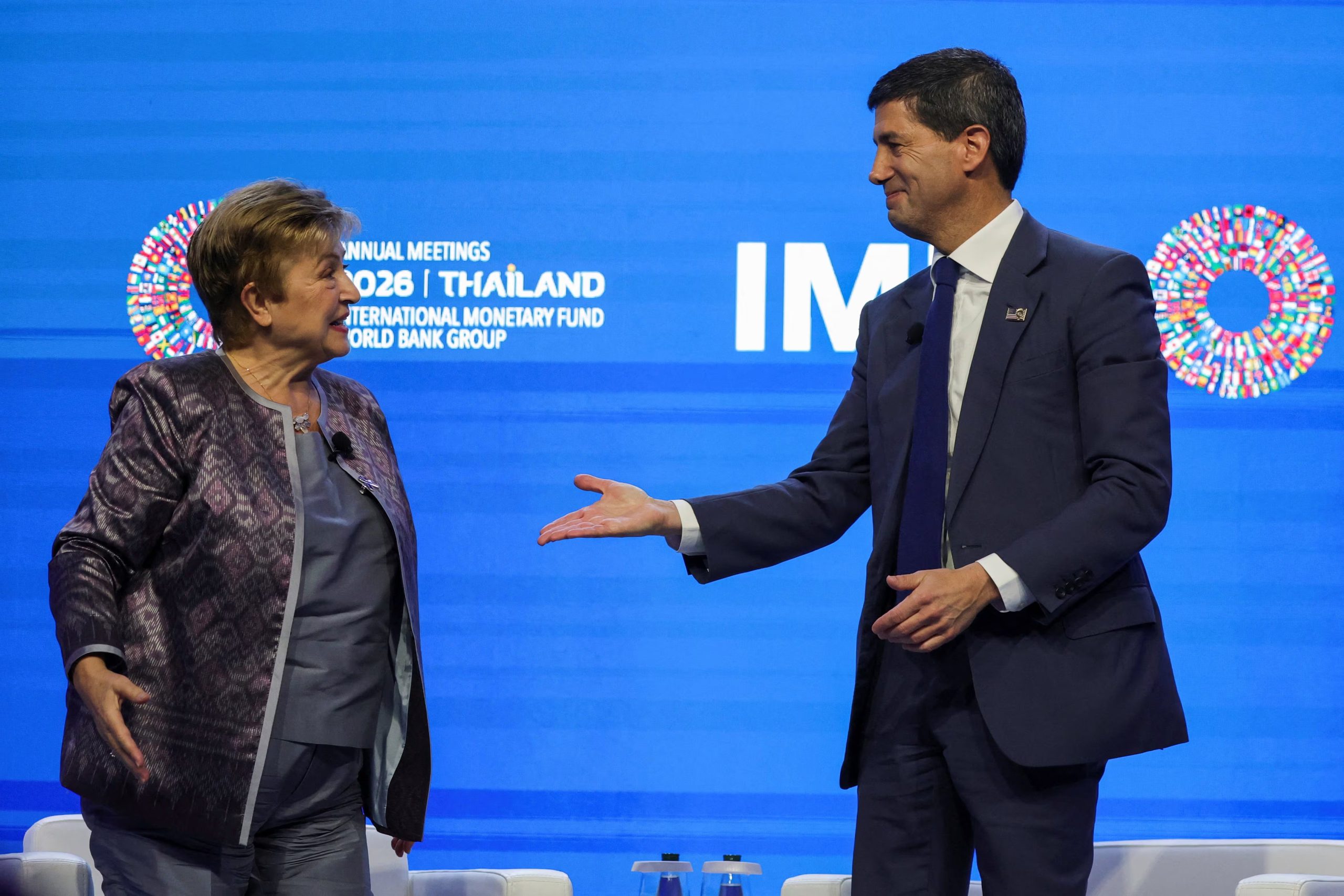 Kristalina Georgieva, directora gerente del FMI, participa en una charla informal con Kevin Warsh, de la Reserva Federal de Estados Unidos, en el marco de las Reuniones Anuales del FMI y el Banco Mundial de 2026 (REUTERS/Athit Perawongmetha)