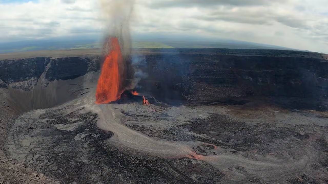 Las bocas de ventilación del cráter acumularon 165 derrames de lava durante la última semana de septiembre (M. Patrick/Handout via REUTERS)