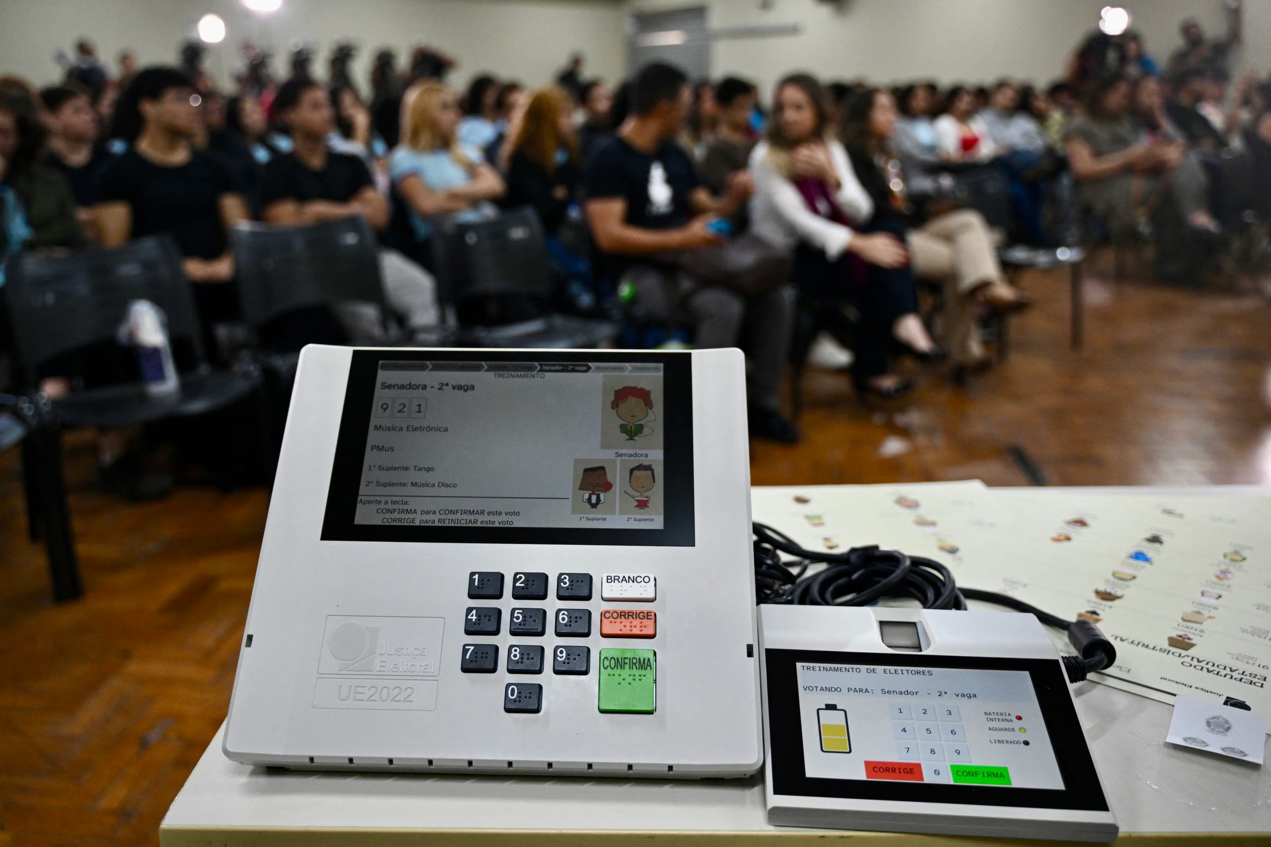 Se muestra una máquina de votación electrónica durante una demostración técnica del Tribunal Superior Electoral de Brasil en una escuela pública de Brasilia, el 3 de agosto de 2026 (Evaristo SA/AFP)
