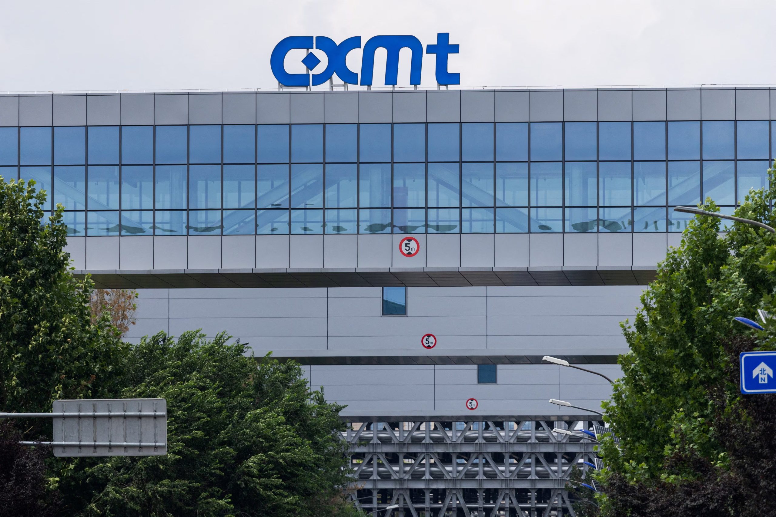 La empresa china ChangXin Memory Technologies comunicó avances en su arquitectura de memoria DRAM para servidores. (REUTERS/Maxim Shemetov/File Photo)