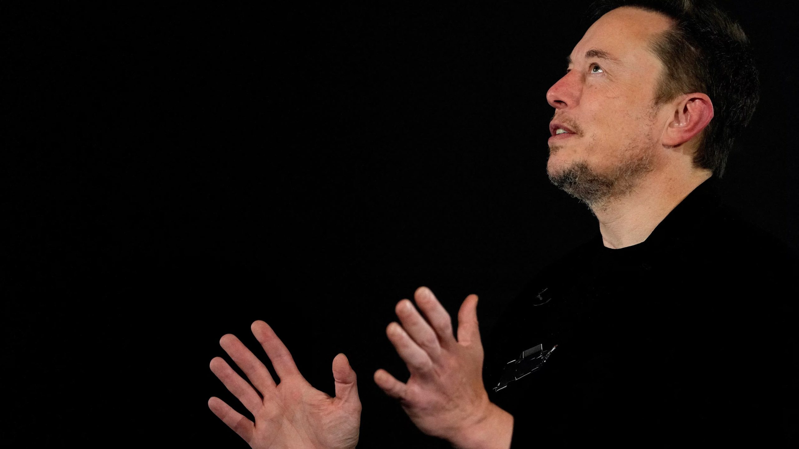 Elon Musk criticó al cineasta Alex Gibney en la red social X y calificó al director de charlatán tras la presentación del documental. (Reuters)
