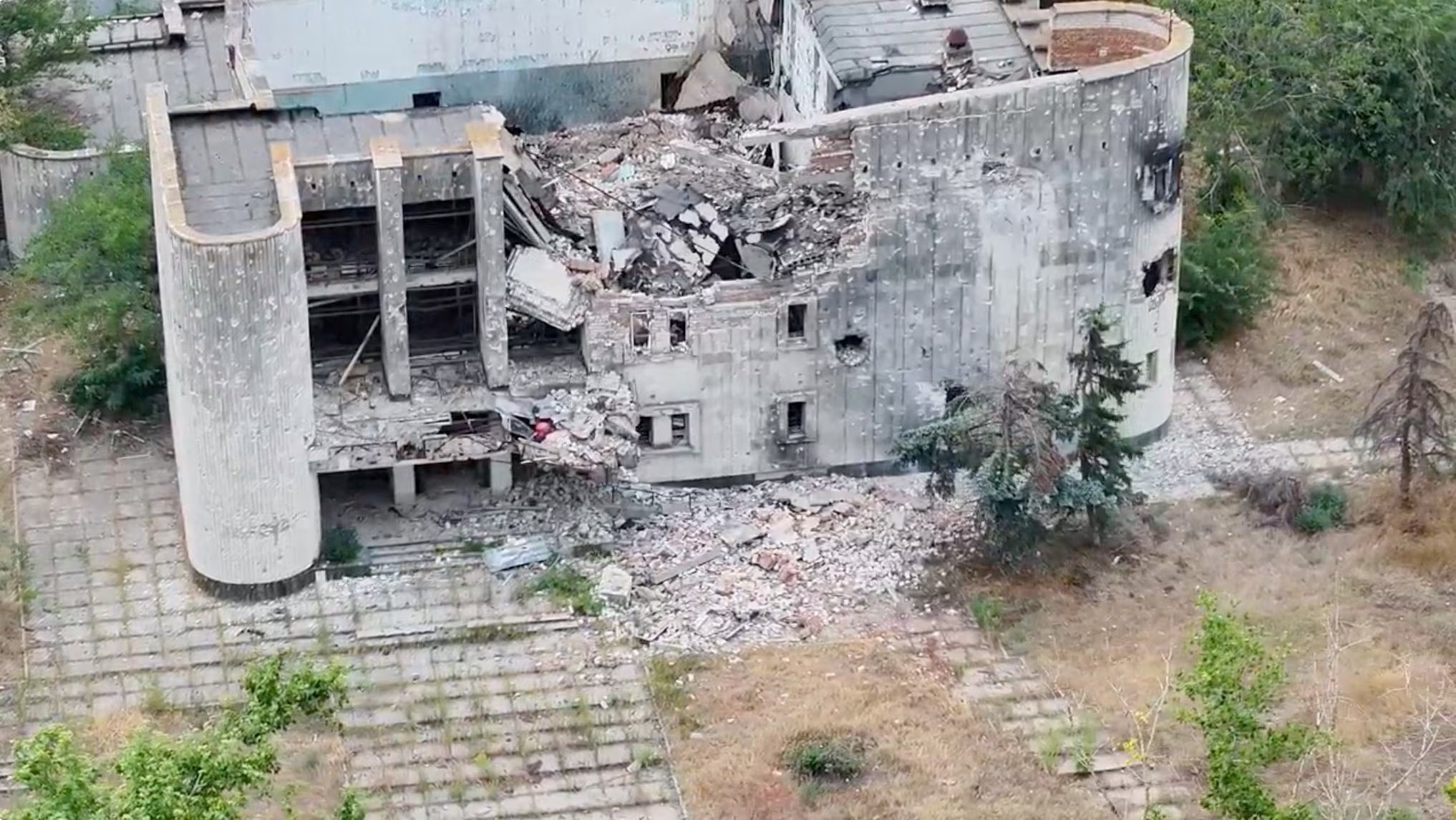 Una imagen extraída de un vídeo grabado con un dron sin fecha, publicado el 12 de septiembre de 2026, muestra un edificio destruido en Oleshky (REUTERS)