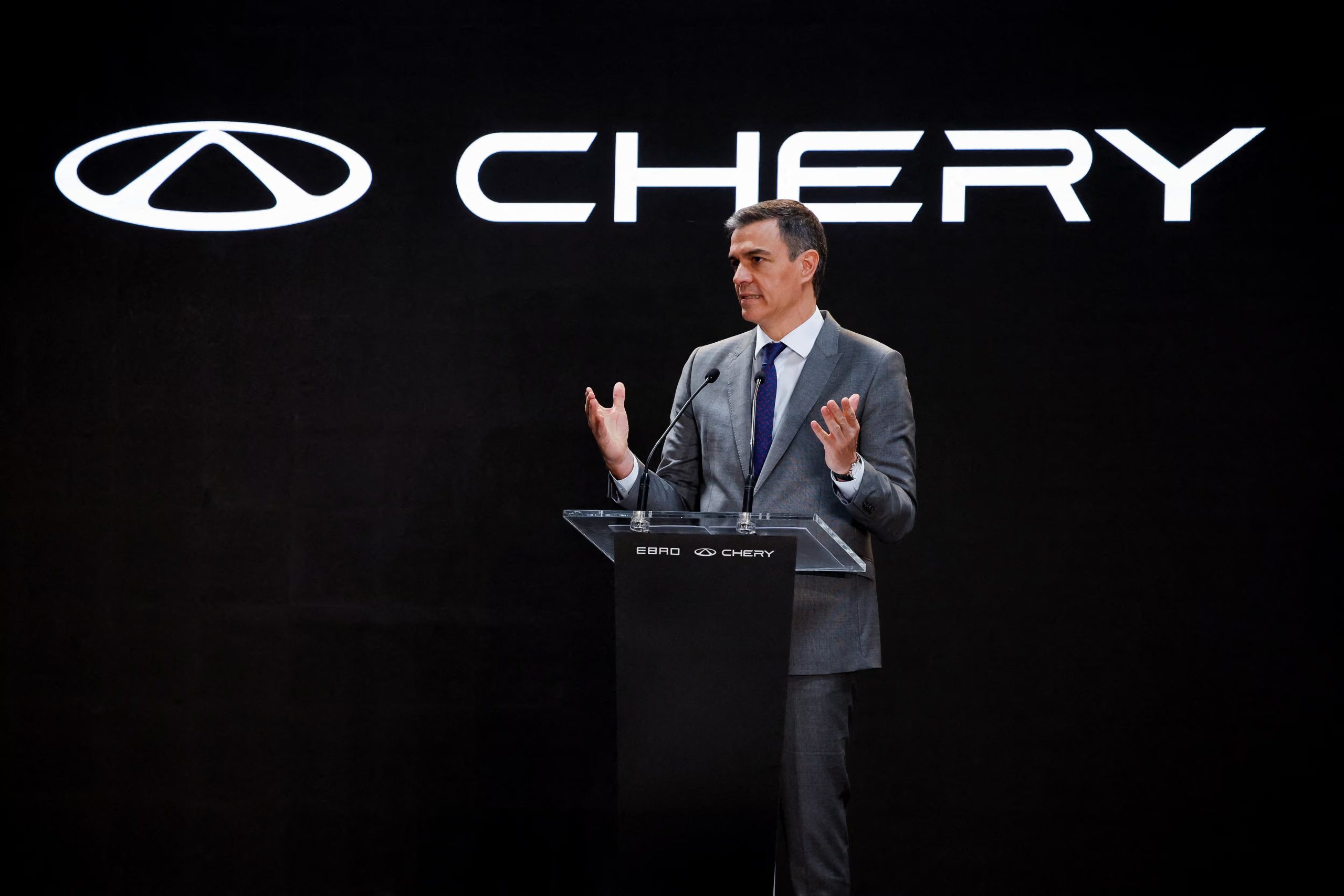 ARCHIVO: El presidente del Gobierno de España, Pedro Sánchez, habla en la nueva fábrica de la empresa china Chery Auto, en la Zona Franca de Barcelona, España, en abril de 2024 (Reuters)