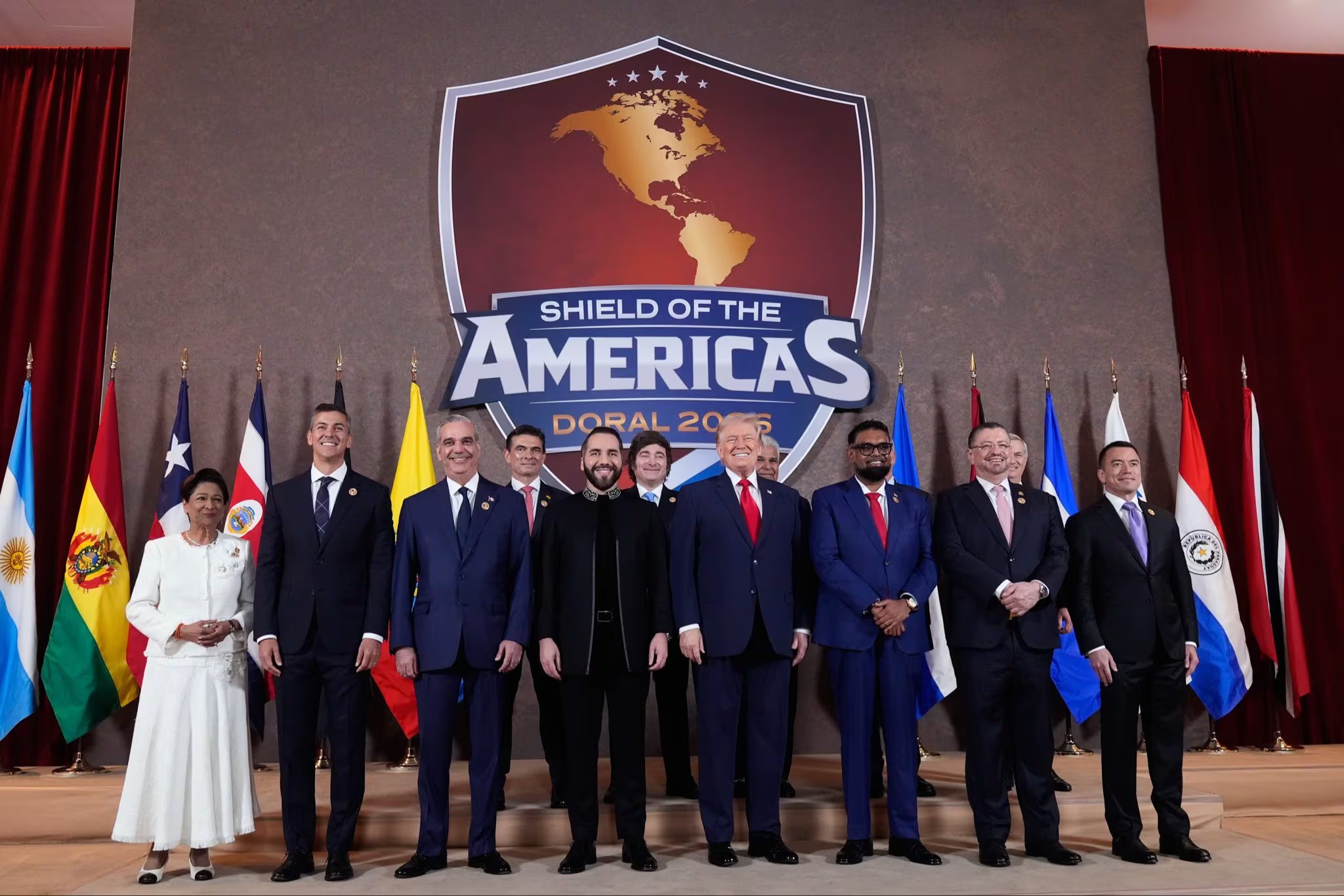 Donald Trump y mandatarios latinoamericanos en la primera cumbre del 'Escudo de las Américas' este sábado, en Miami (EEUU) (EFE/Archivo)