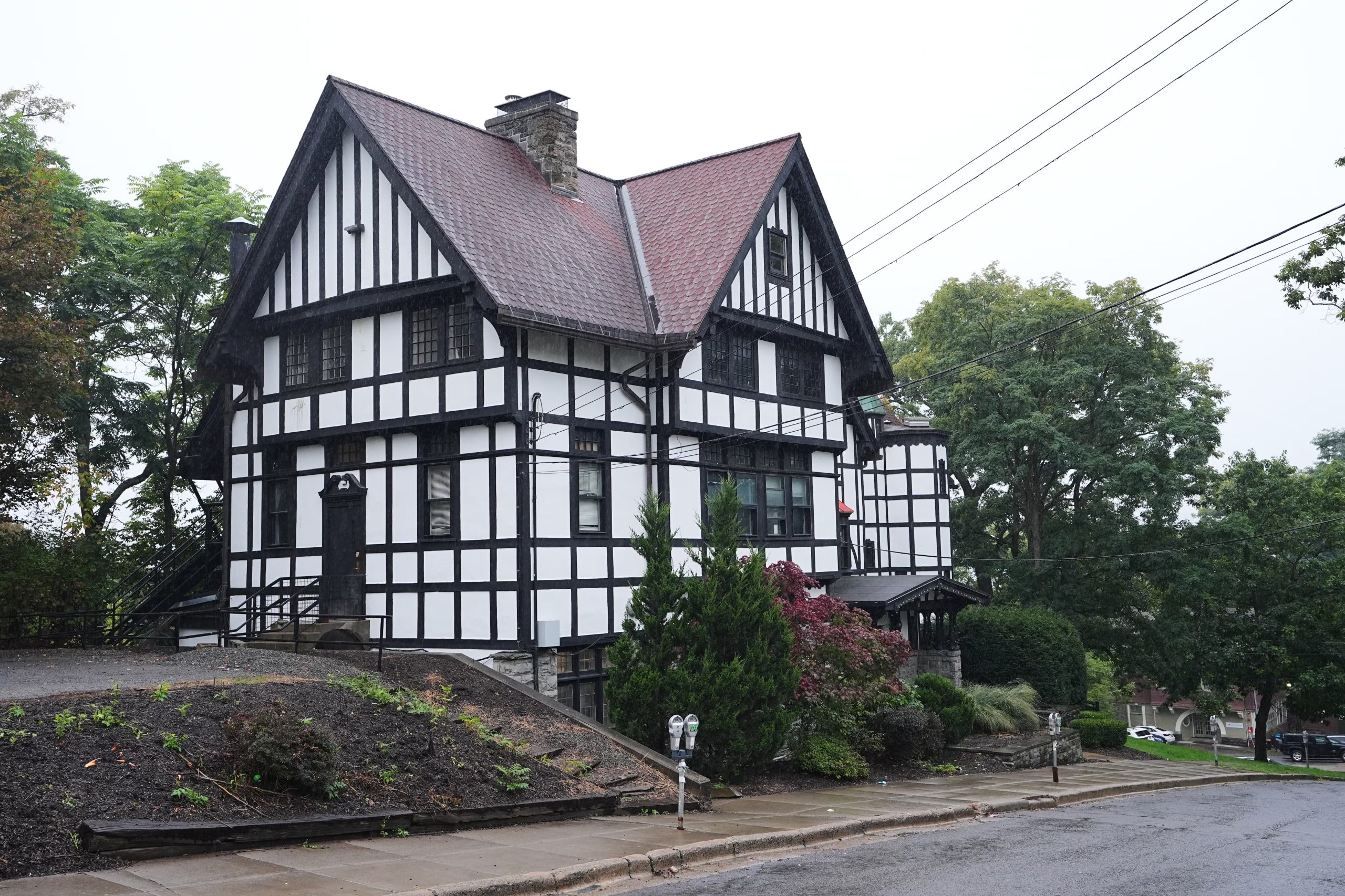 La casa de la fraternidad Chi Phi en la Universidad Cornell en Ithaca, Nueva York, el jueves 1 de octubre de 2026. (AP Foto/Matt Rourke)