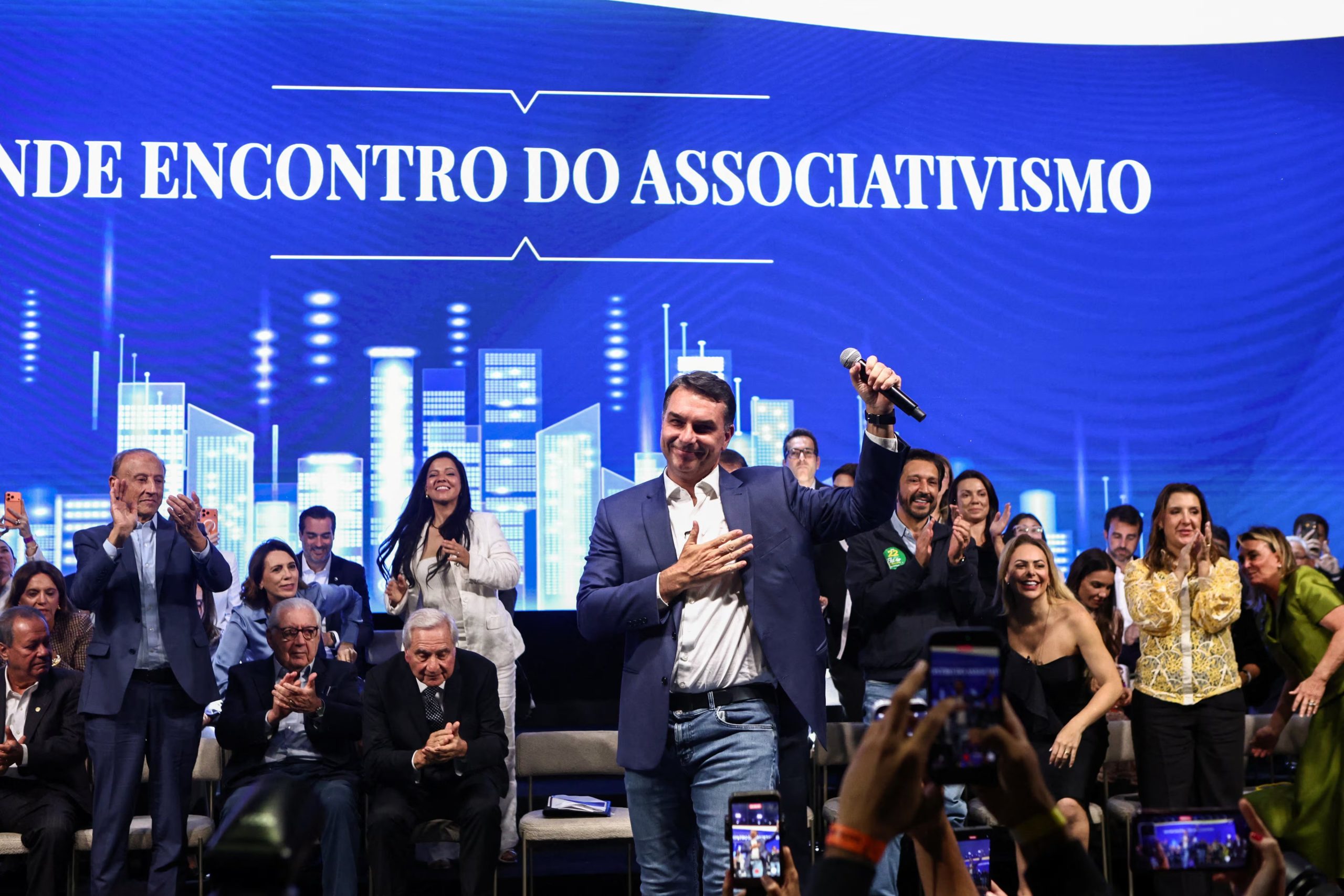 El candidato presidencial brasileño Flavio Bolsonaro asiste al Gran Encuentro de Asociativismo en São Paulo, Brasil, el 13 de octubre de 2026. REUTERS/Jean Carniel