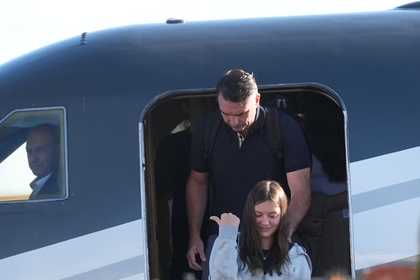 Flávio Bolsonaro llega al Aeropuerto Ejecutivo Miami-Opa Locka el miércoles 28 de octubre de 2026, en Opa-Locka, Florida. (AP Foto/Marta Lavandier)