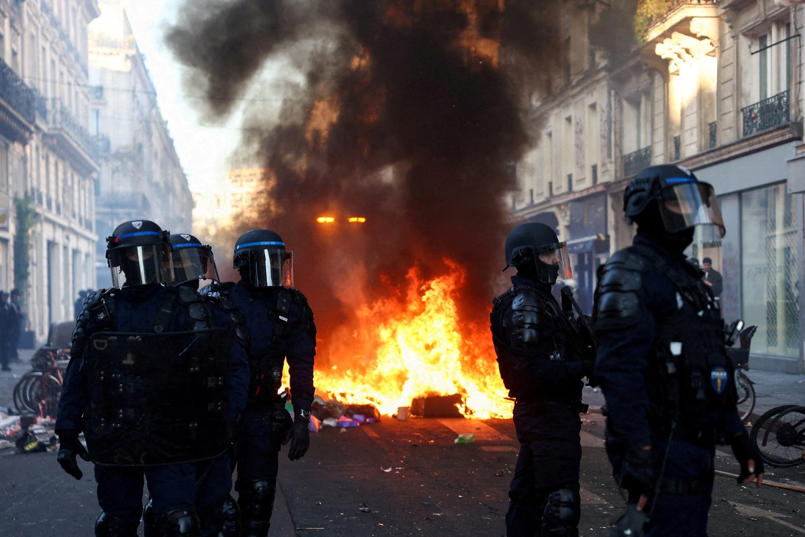 Policías galos montan guardia durante los disturbios en Francia. REUTERS/Abdul Saboor/File Photo