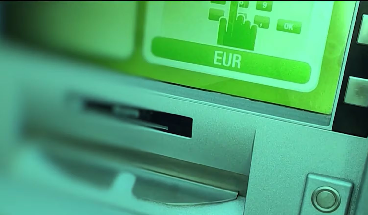 Las tarjetas EBT conservan el sistema de banda magnética tradicional frente a las tarjetas bancarias que adoptaron microchips (NBC News)