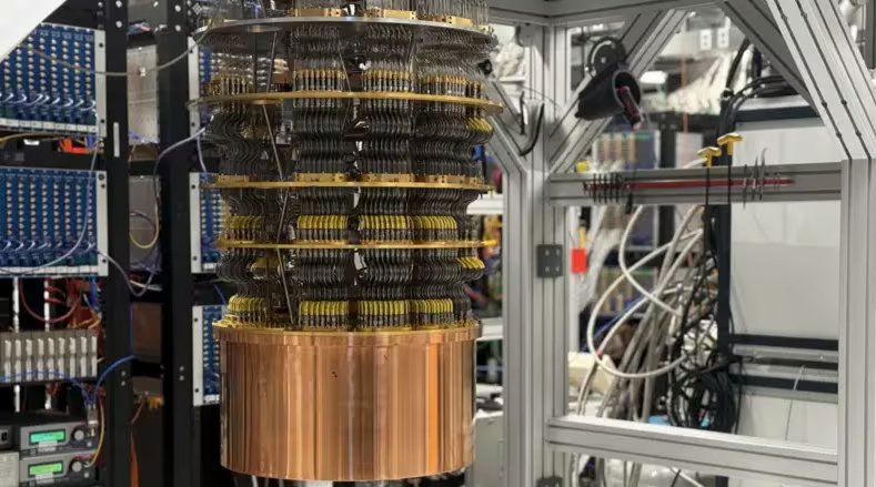 Un eventual ataque contra la red de Bitcoin demandaría 500.000 qubits, mientras que el procesador Willow opera con 105 unidades. (Google)