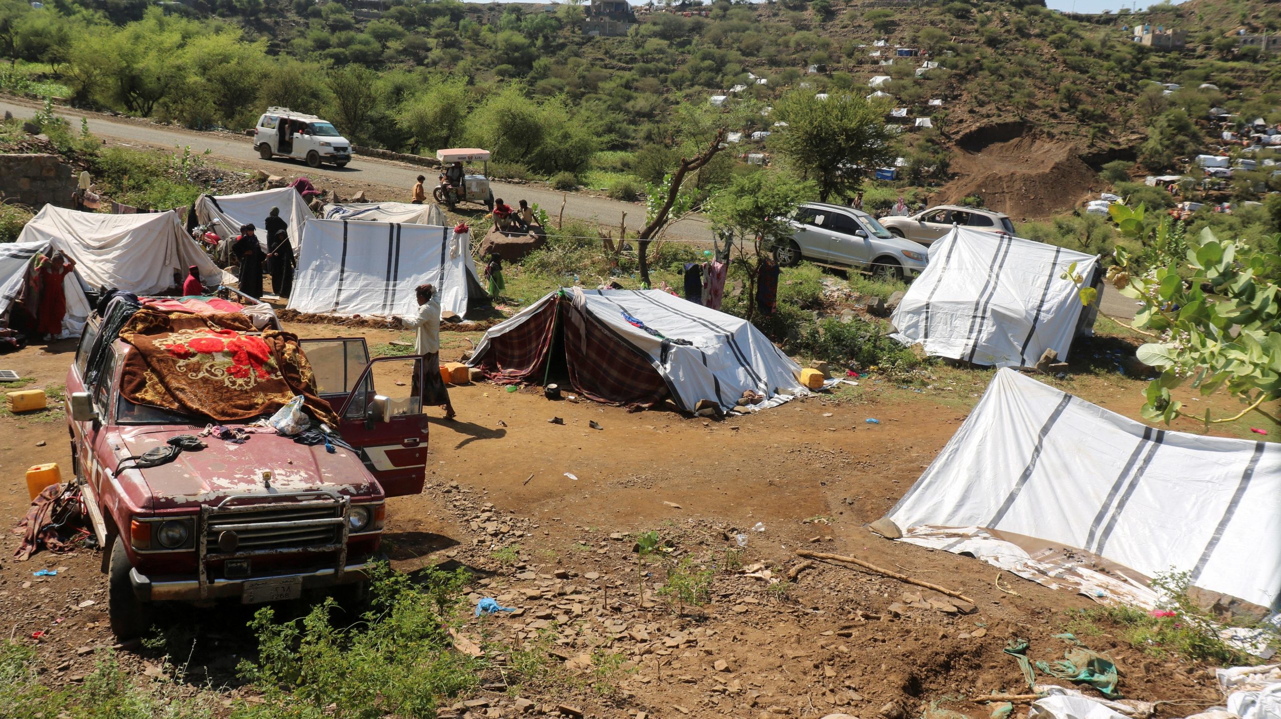 Las familias de Taiz hierven agua salada del grifo y queman leña o cartón para cocinar ante la escasez de gas. (REUTERS/Stringer)