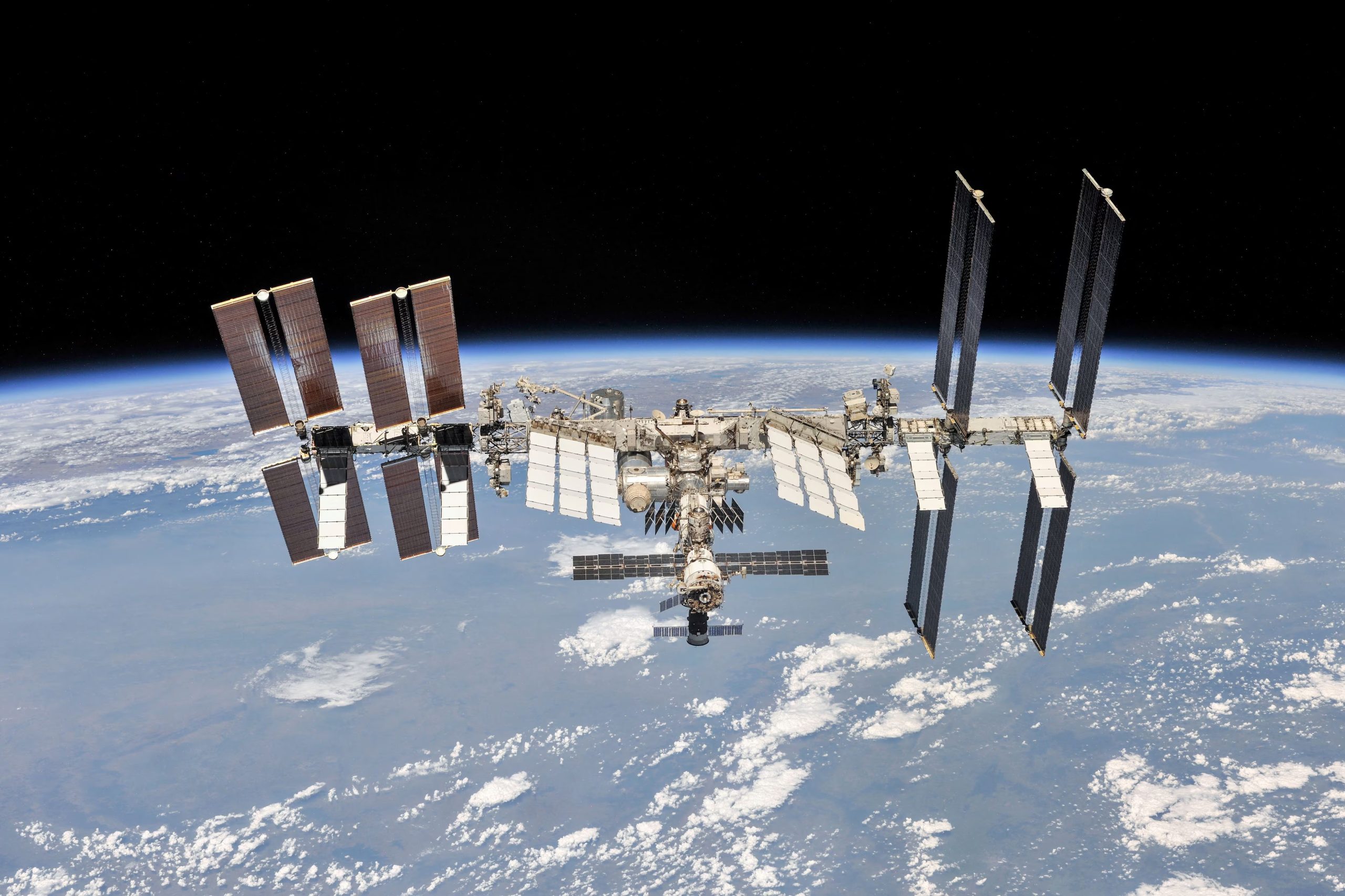 La estación recorre la órbita baja a cerca de 28000 kilómetros por hora y exige maniobras precisas, antes de cada acoplamiento espacial
- NASA