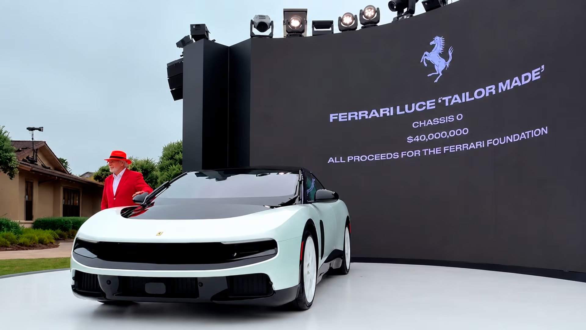 El primer Ferrari Luce 100% eléctrico se exhibe durante la subasta en Monterrey Car Week, donde la unidad alcanzó un precio de 40.000.000 dólares.