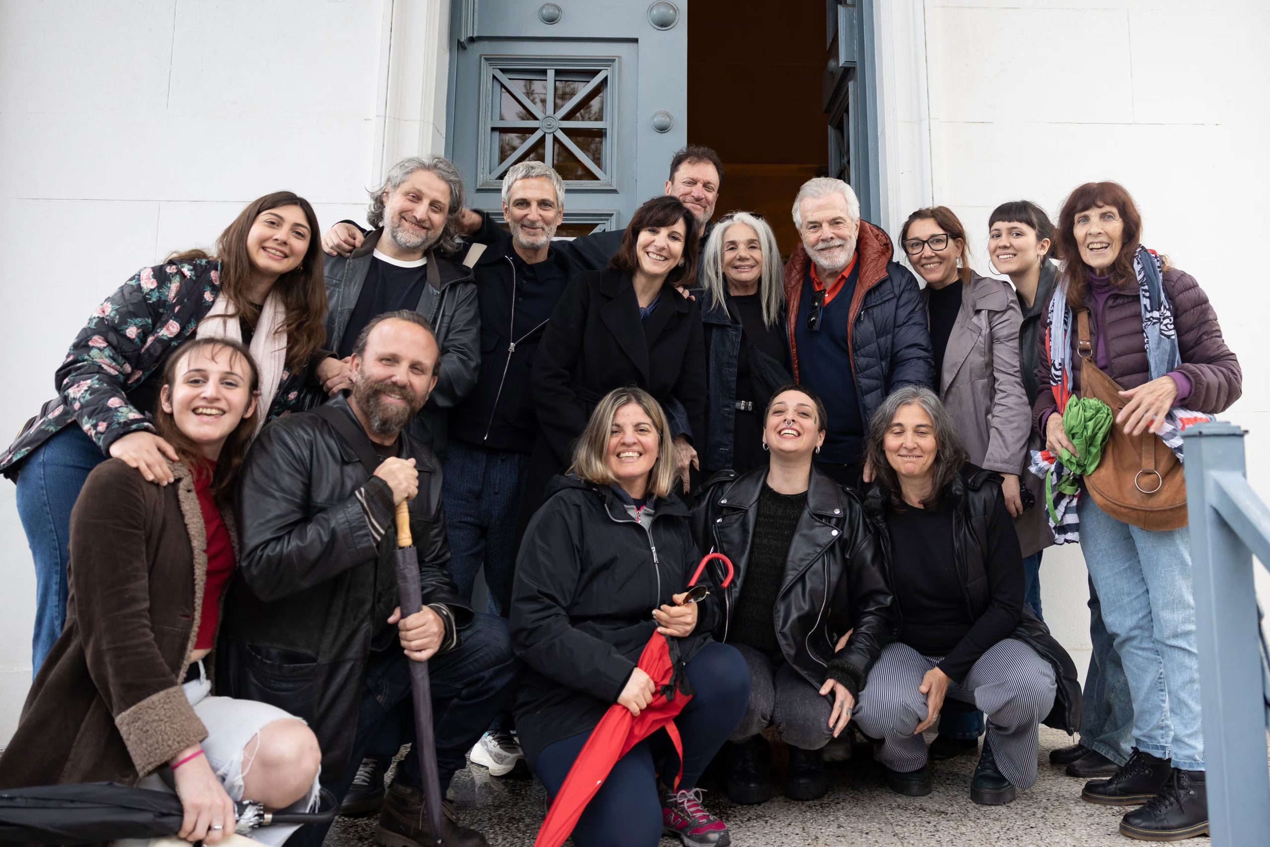 Un grupo de familiares, colegas y amigos del gran actor acompañaron sus cenizas al Panteón de Actores y Actrices del cementerio de la Chacarita (RS Fotos)