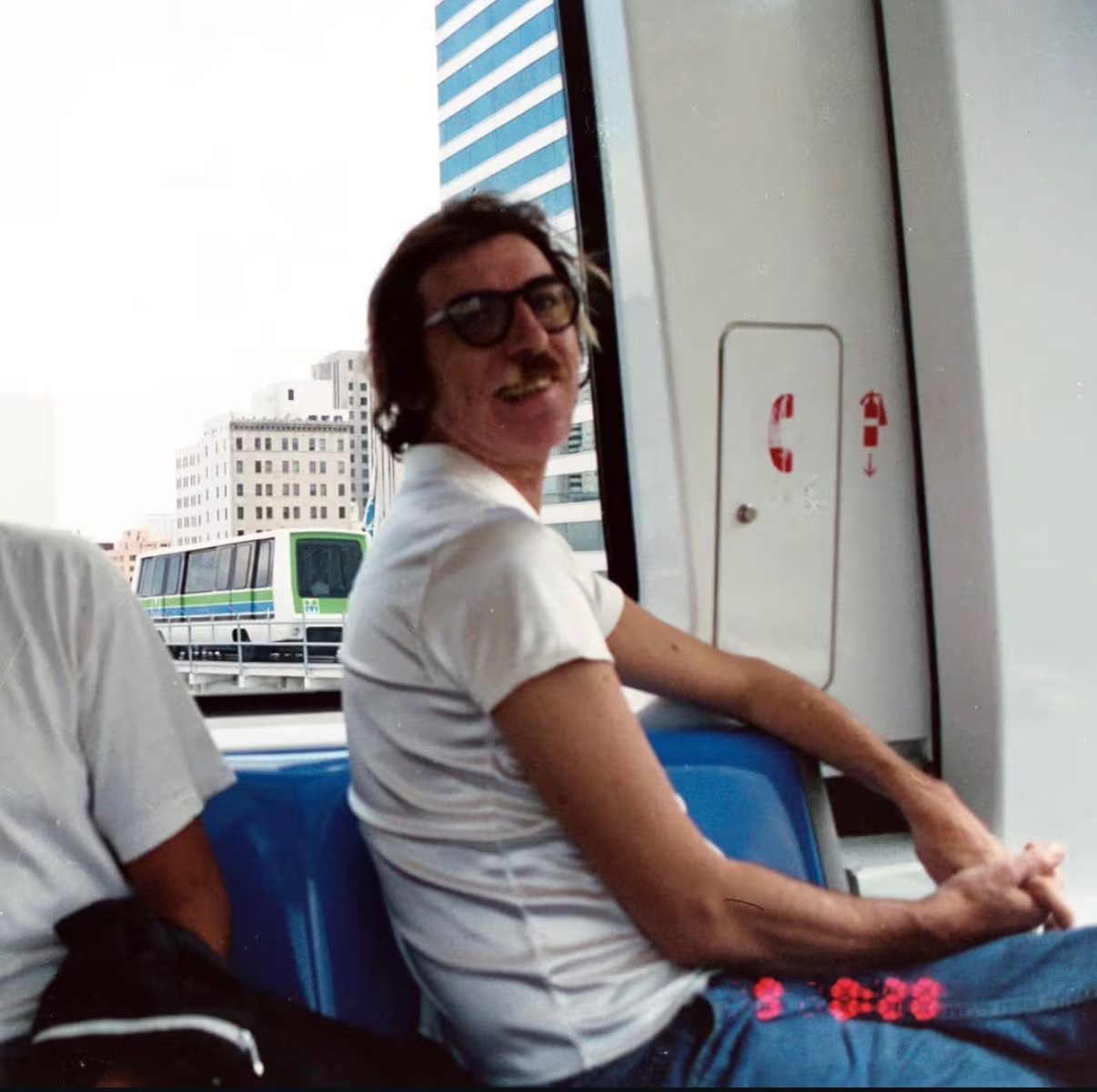 Charly García registró su presentación de MTV en mayo de 1995 tras instalarse en una limusina adaptada en Florida.
