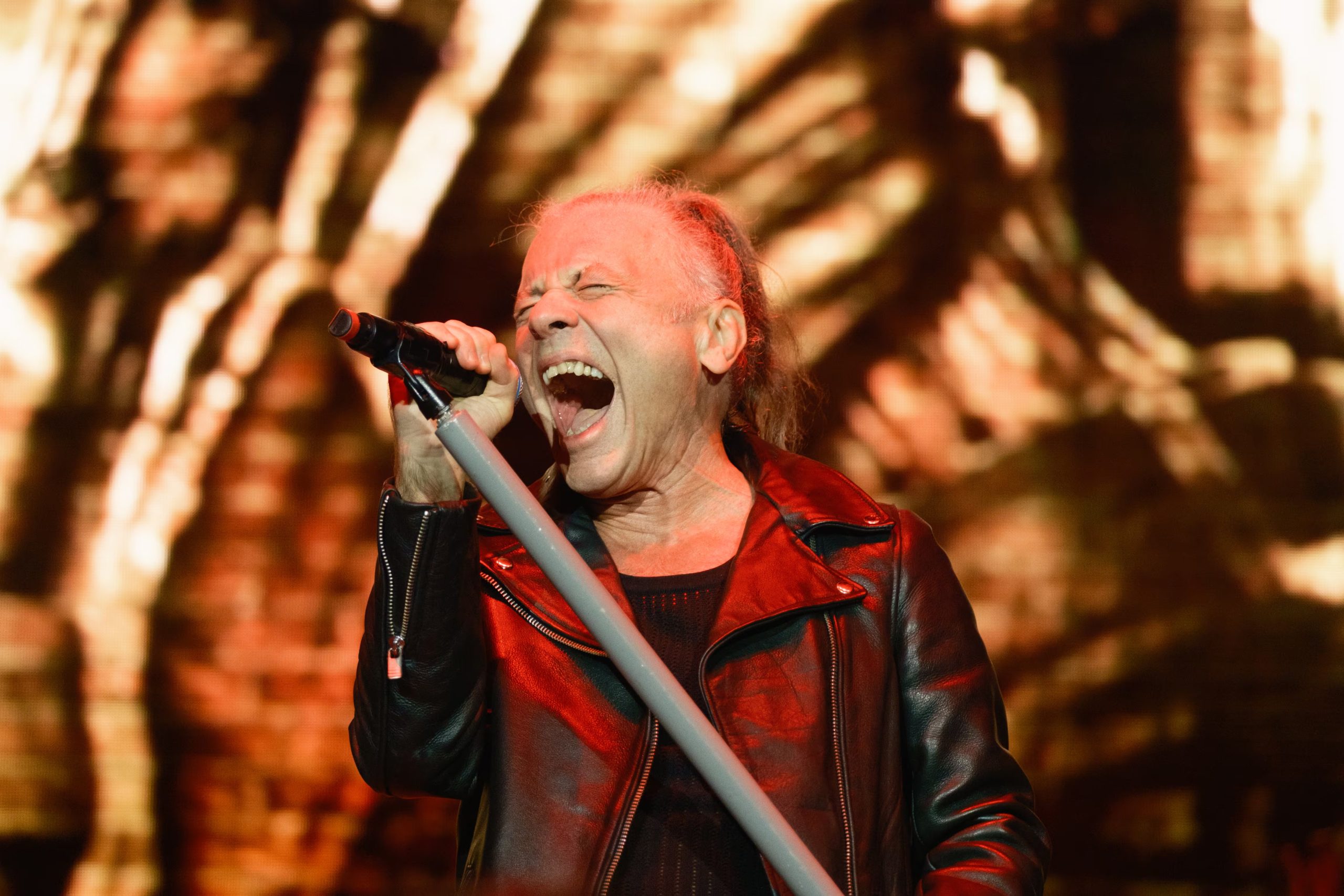 Bruce Dickinson, vocalista de la banda de heavy metal Iron Maiden, canta sobre el escenario durante la gira Run for Your Lives World Tour. (Liliana Estrada/Cortesía OCESA)