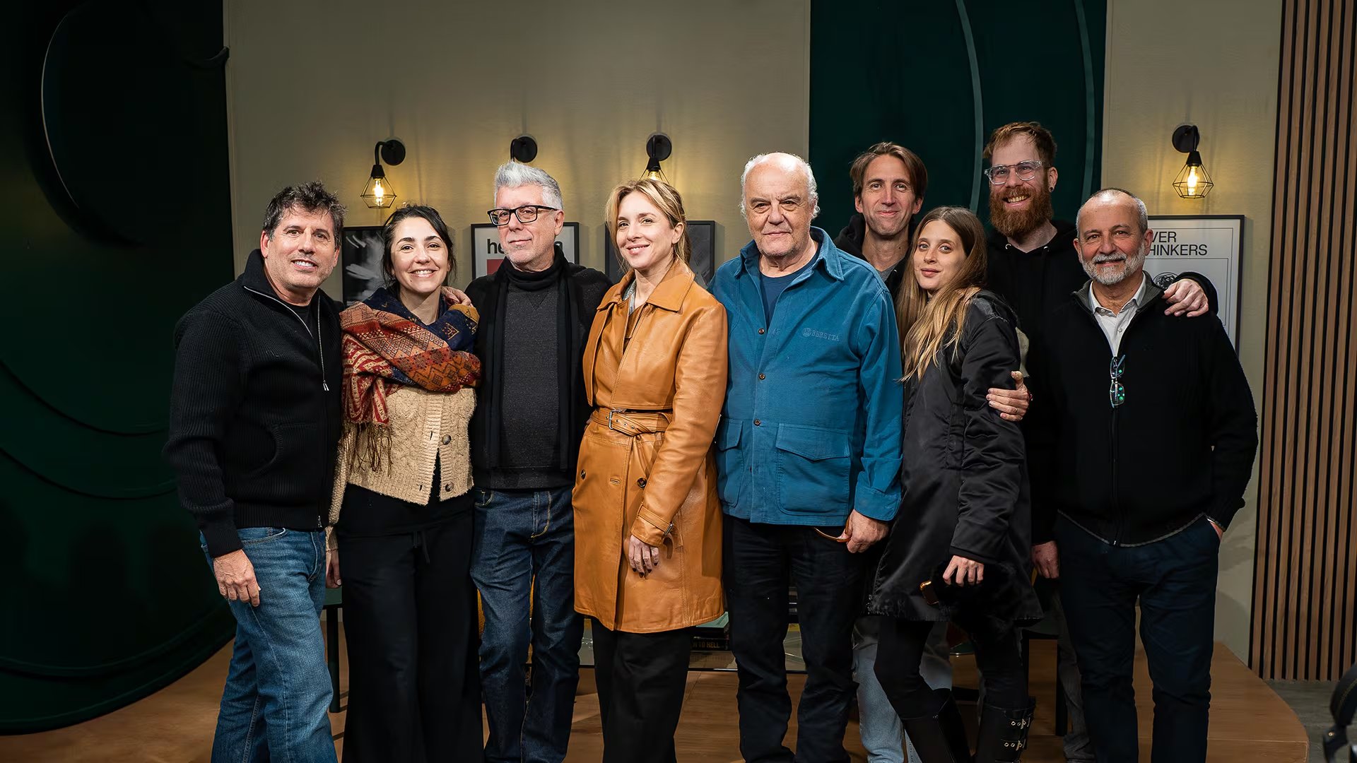 El equipo de realización junto a Juan Leyrado y Carla Peterson en el detrás de escena de Sarmiento, el maestro. 