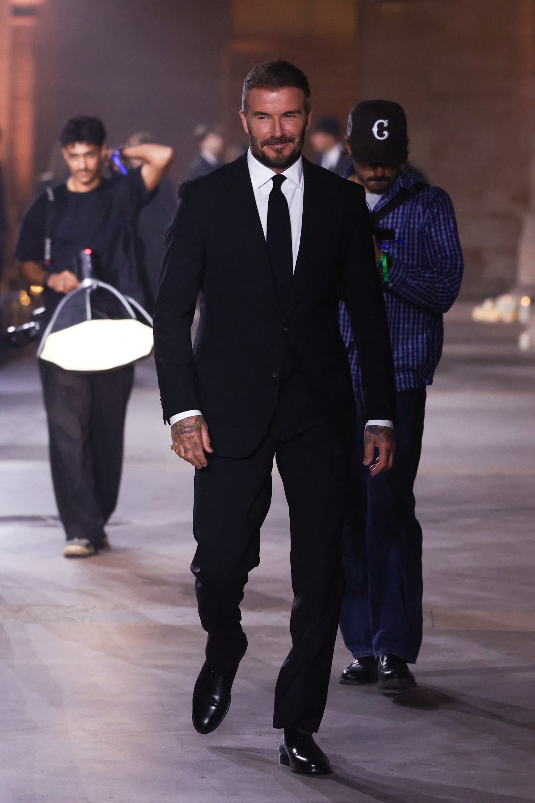 David Beckham asistió al evento con un traje negro de dos piezas y corbata angosta. (REUTERS/Tom Nicholson)