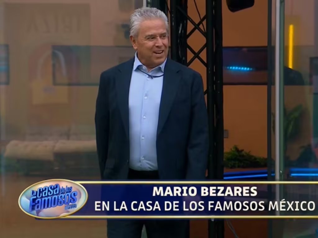 El presentador Mario Bezares realiza una visita a los finalistas durante la transmisión del programa La Casa de los Famosos México. (Facebook: La Casa de los Famosos México 4)