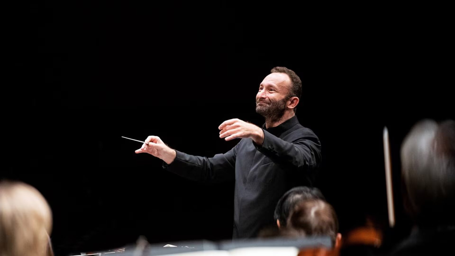 El maestro ruso Kirill Petrenko dirige la Filarmónica de Berlín desde 2019. El programa del viernes incluye obras de Brahms y Strauss