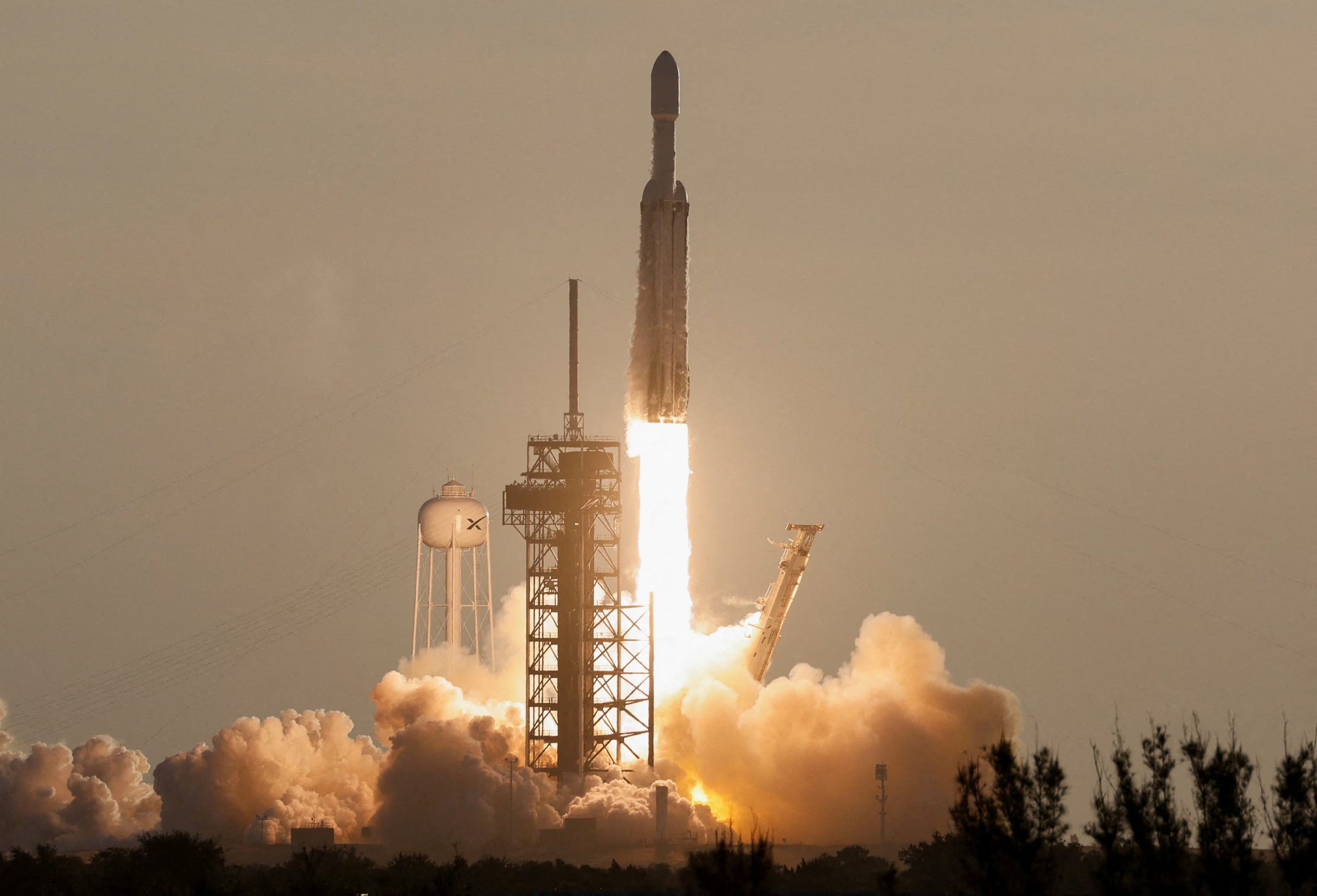Un cohete Falcon Heavy de SpaceX despega con el telescopio espacial Nancy Grace Roman de la NASA a bordo, en el Centro Espacial Kennedy en Cabo Cañaveral, Florida, EEUU. 30 agosto 2026. REUTERS/Joe Skipper