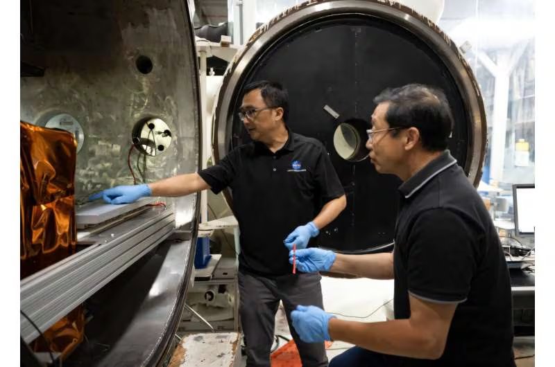 El Centro de Investigación Ames diseña placas y componentes electrónicos para evaluar las baterías de estado sólido en misiones espaciales. (NASA/Ryan Hill)