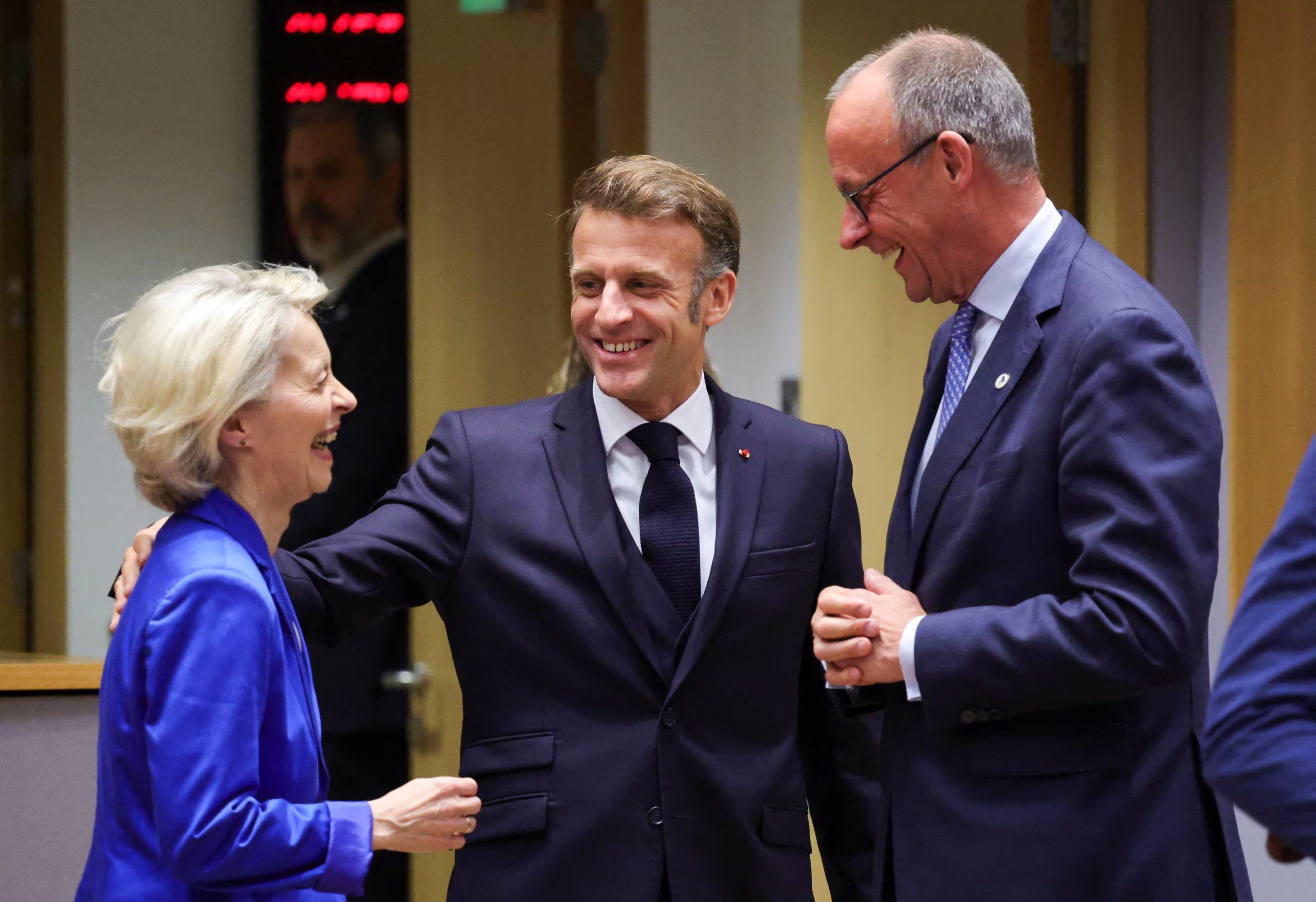 La presidenta de la Comisión Europea, Ursula von der Leyen, el presidente francés, Emmanuel Macron, y el canciller alemán, Friedrich Merz (REUTERS/Yves Herman/Archivo)