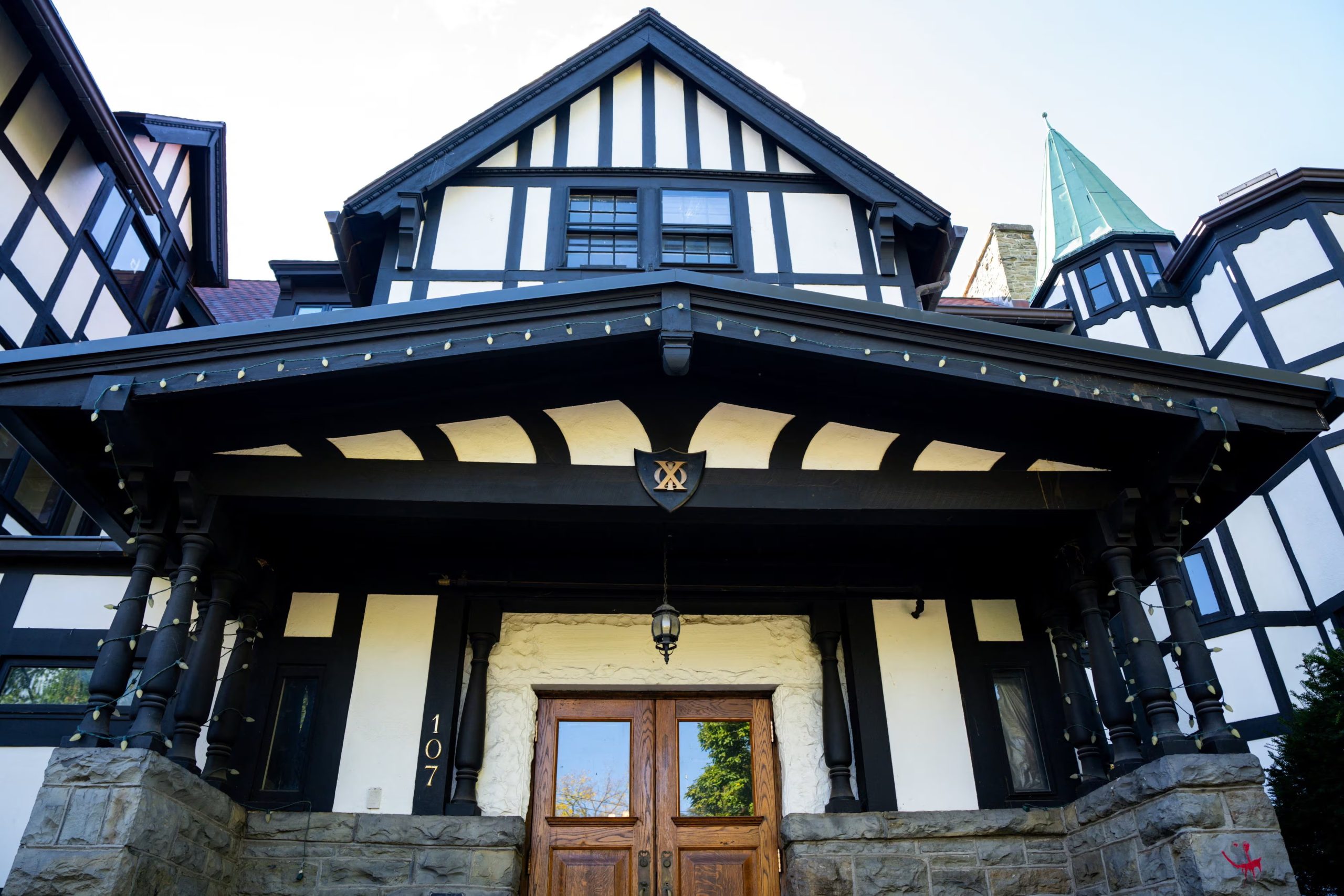 La sede de la fraternidad Chi Phi permanece cerrada en la Universidad de Cornell, donde presuntamente ocurrió la violación grupal denunciada en 2024 (REUTERS/Angelina Katsanis).