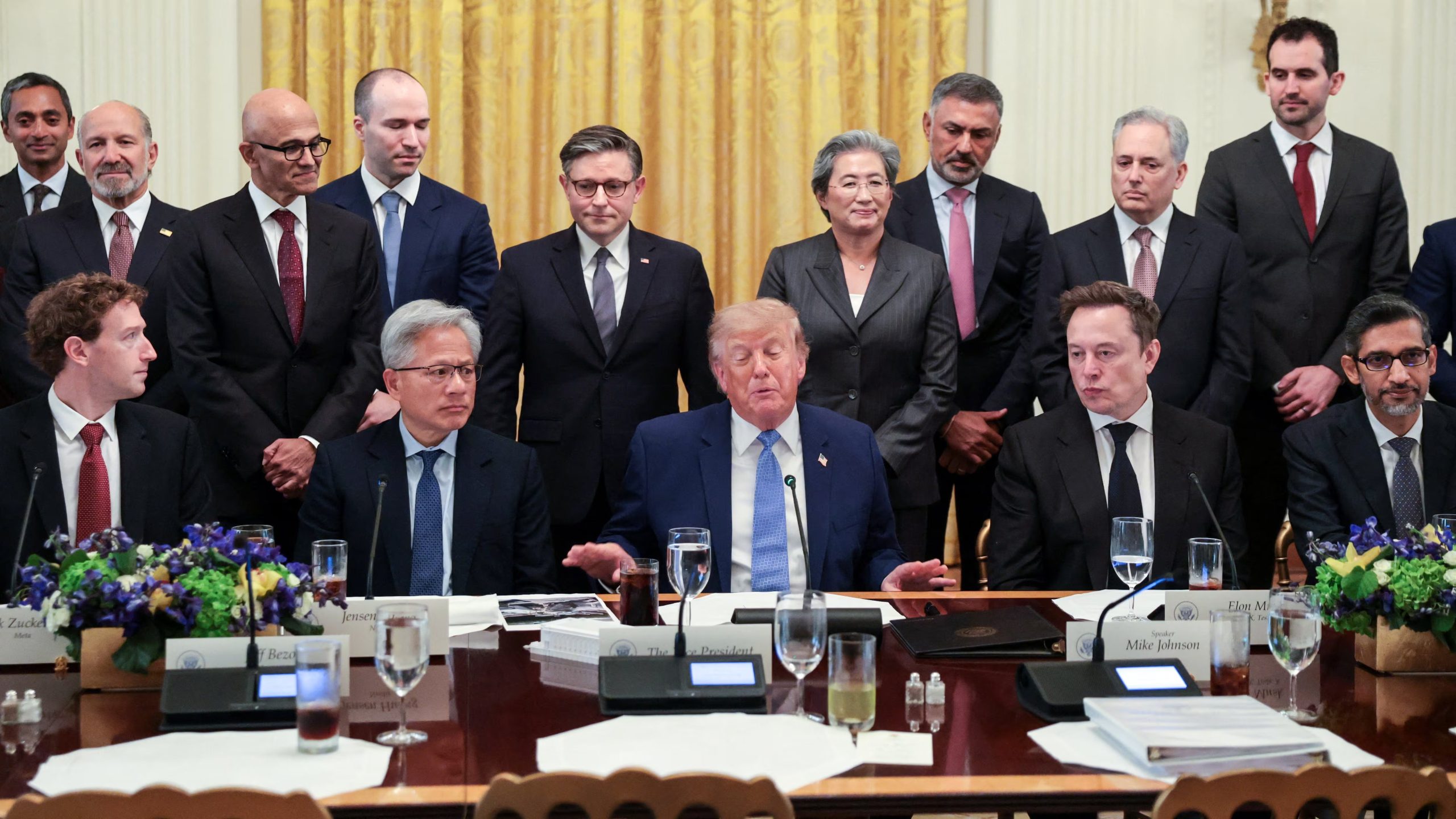 Trump y seis ejecutivos del sector tecnológico firmaron un acuerdo voluntario que propone controles internos, auditorías externas y revisión de los directorios para reforzar la seguridad de la IA. REUTERS/Jonathan Ernst