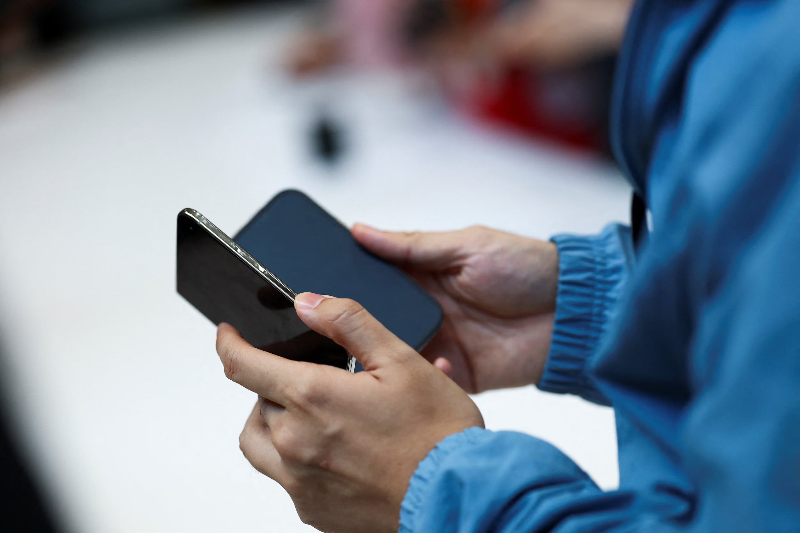 Apple recomienda no quitar el protector de pantalla del iPhone Duo. REUTERS/Carlos Barria