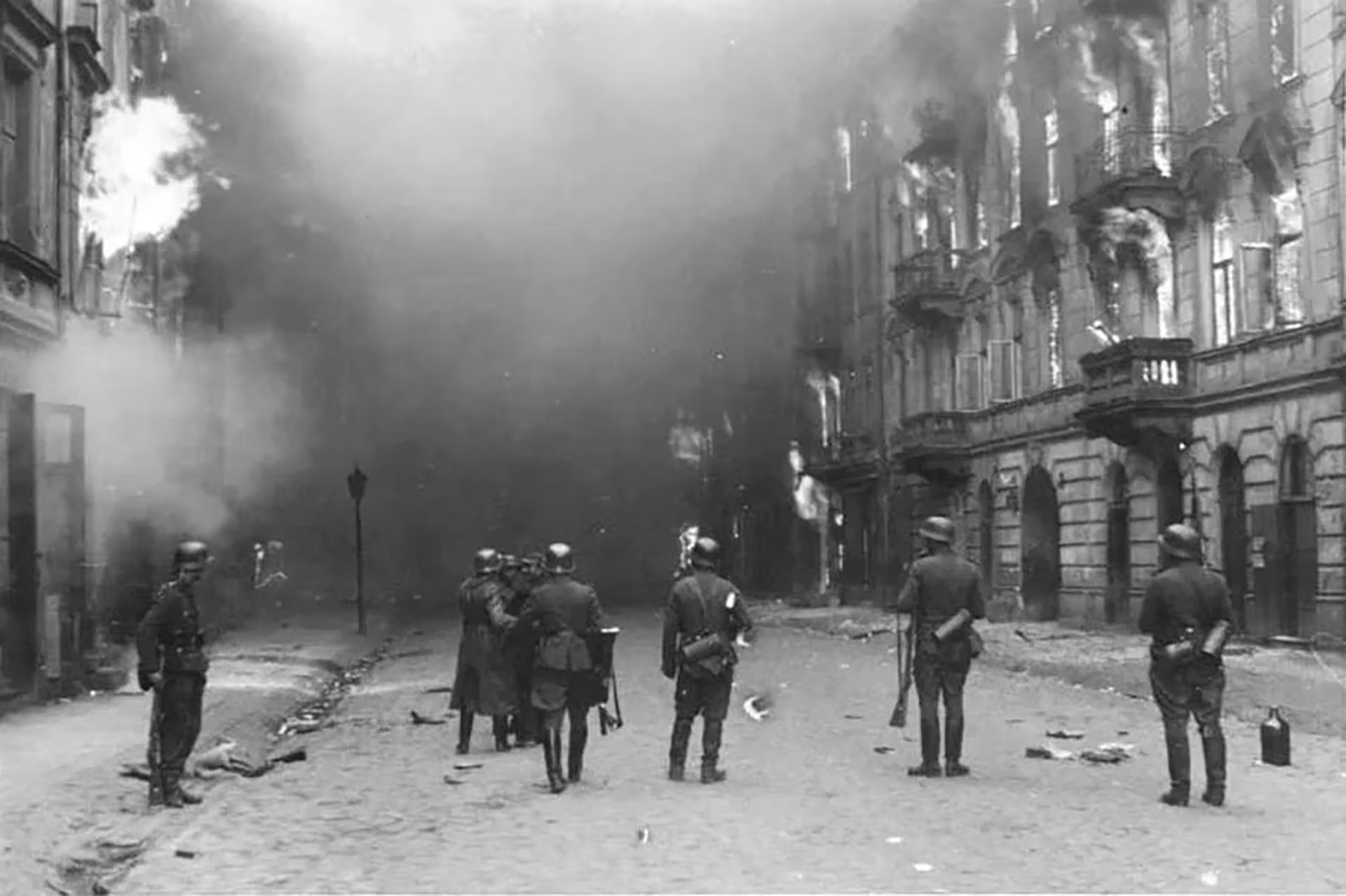 Soldados nazis en las calles de Varsovia