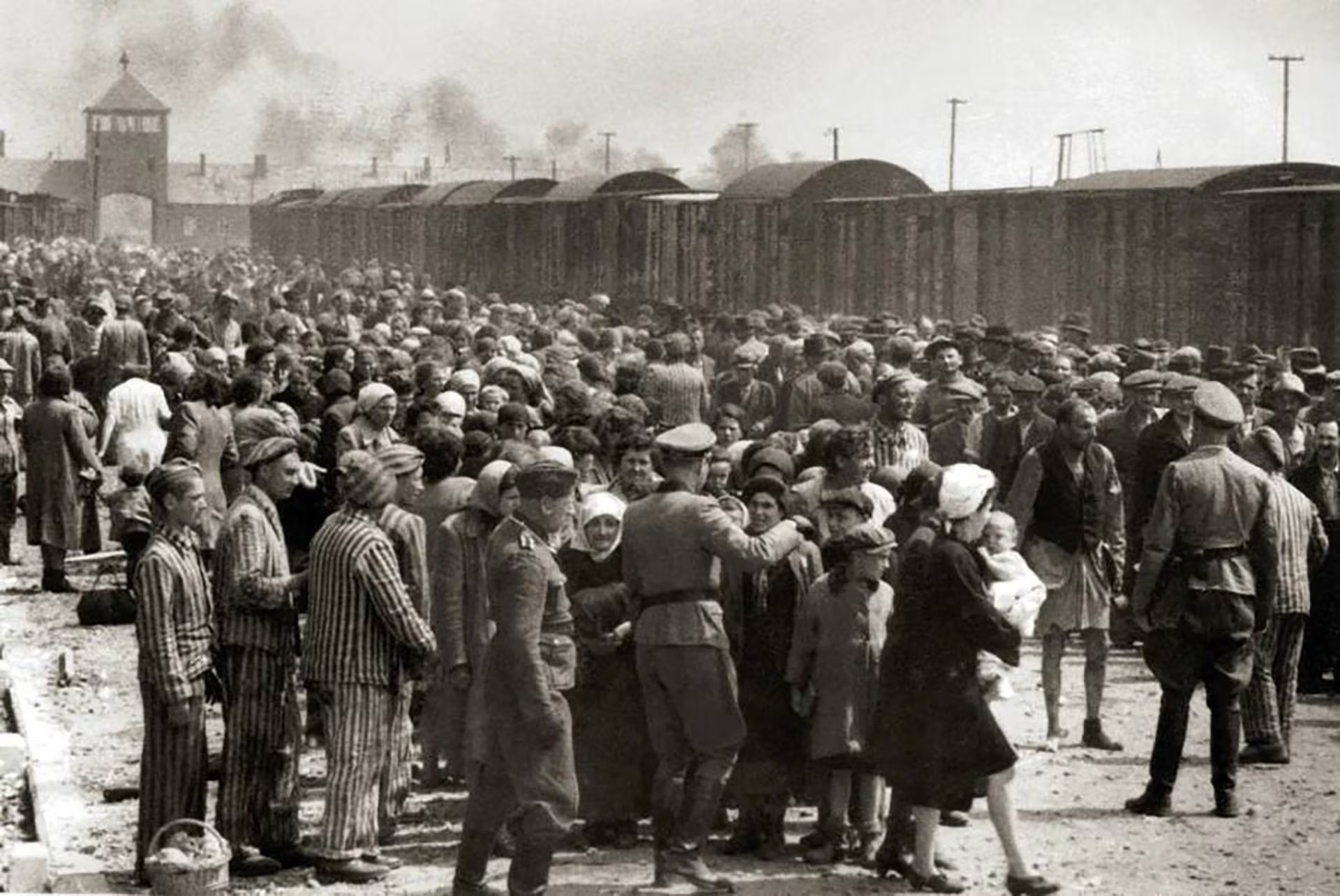 Miles de judíos llegan en tren hasta las puertas de Auschwitz