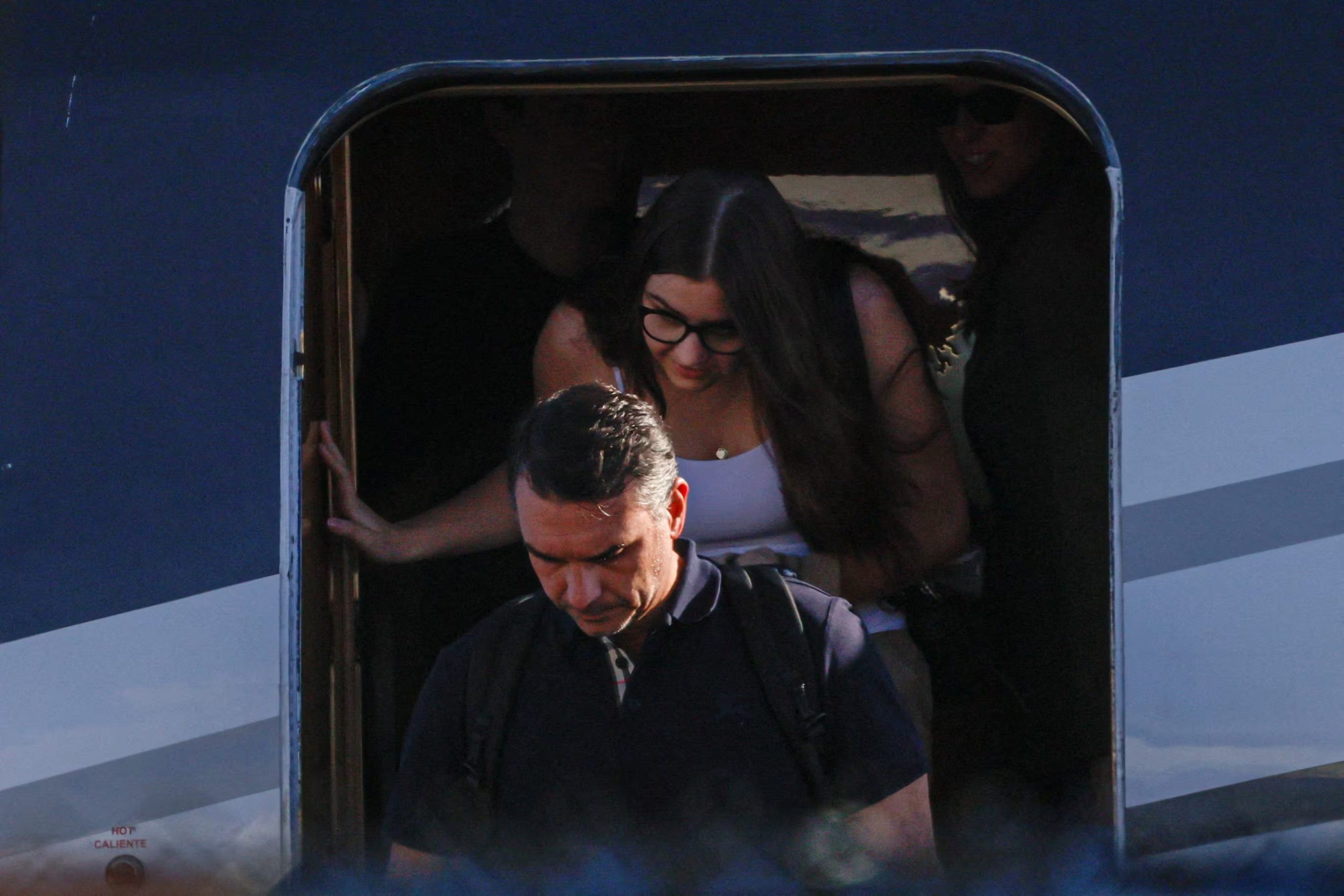 El senador brasileño Flávio Bolsonaro desembarca de un avión tras su llegada al aeropuerto ejecutivo de Opa-locka, cerca de Miami, Florida, EE. UU., el 28 de octubre de 2026 (REUTERS/Eva Marie Uzcategui)