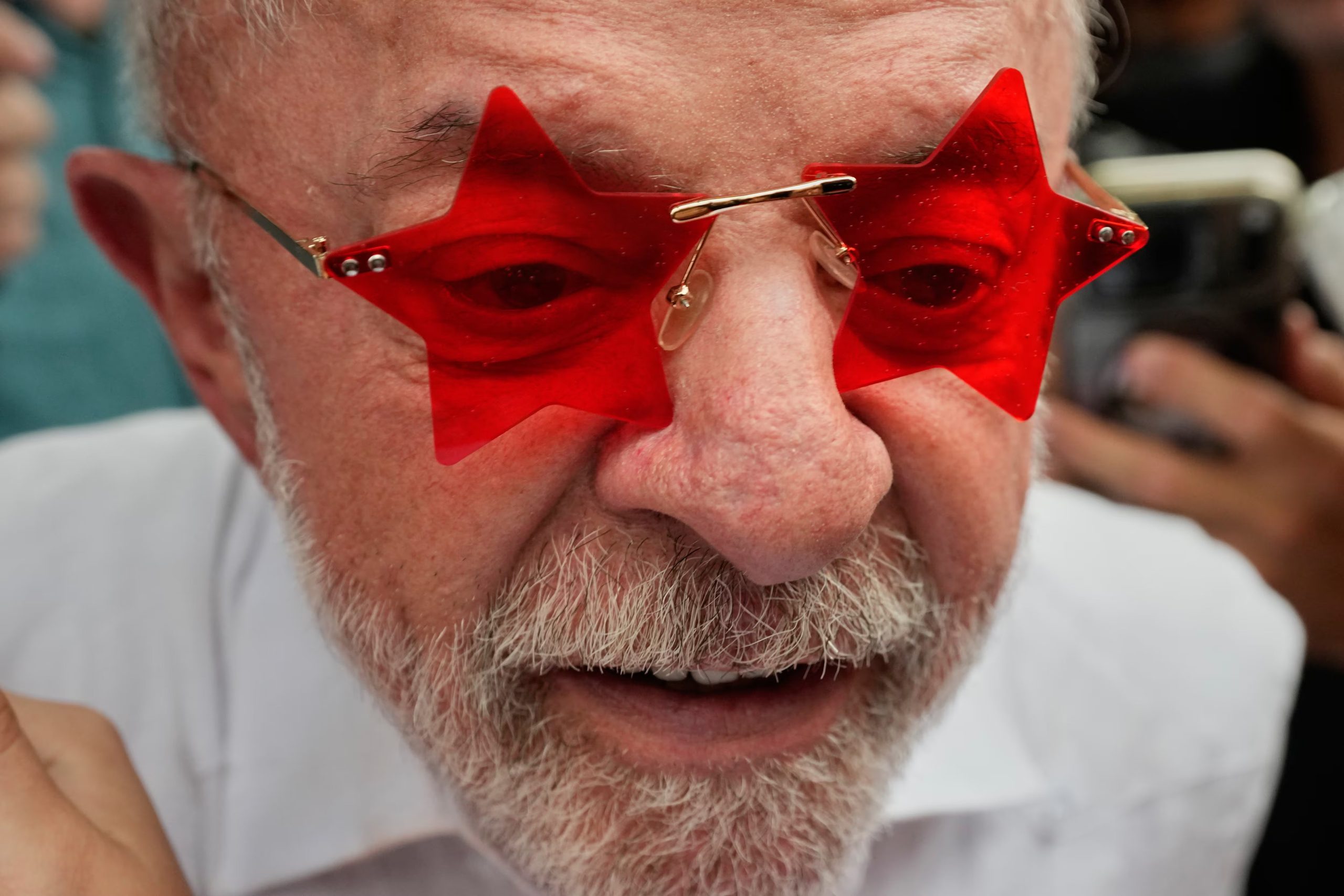 El presidente Luiz Inácio Lula da Silva lleva puestas unas gafas que le regaló un simpatizante tras votar en la segunda vuelta de las elecciones presidenciales, el domingo 25 de octubre de 2026, en Sao Bernardo do Campo, Brasil (AP/Natacha Pisarenko)