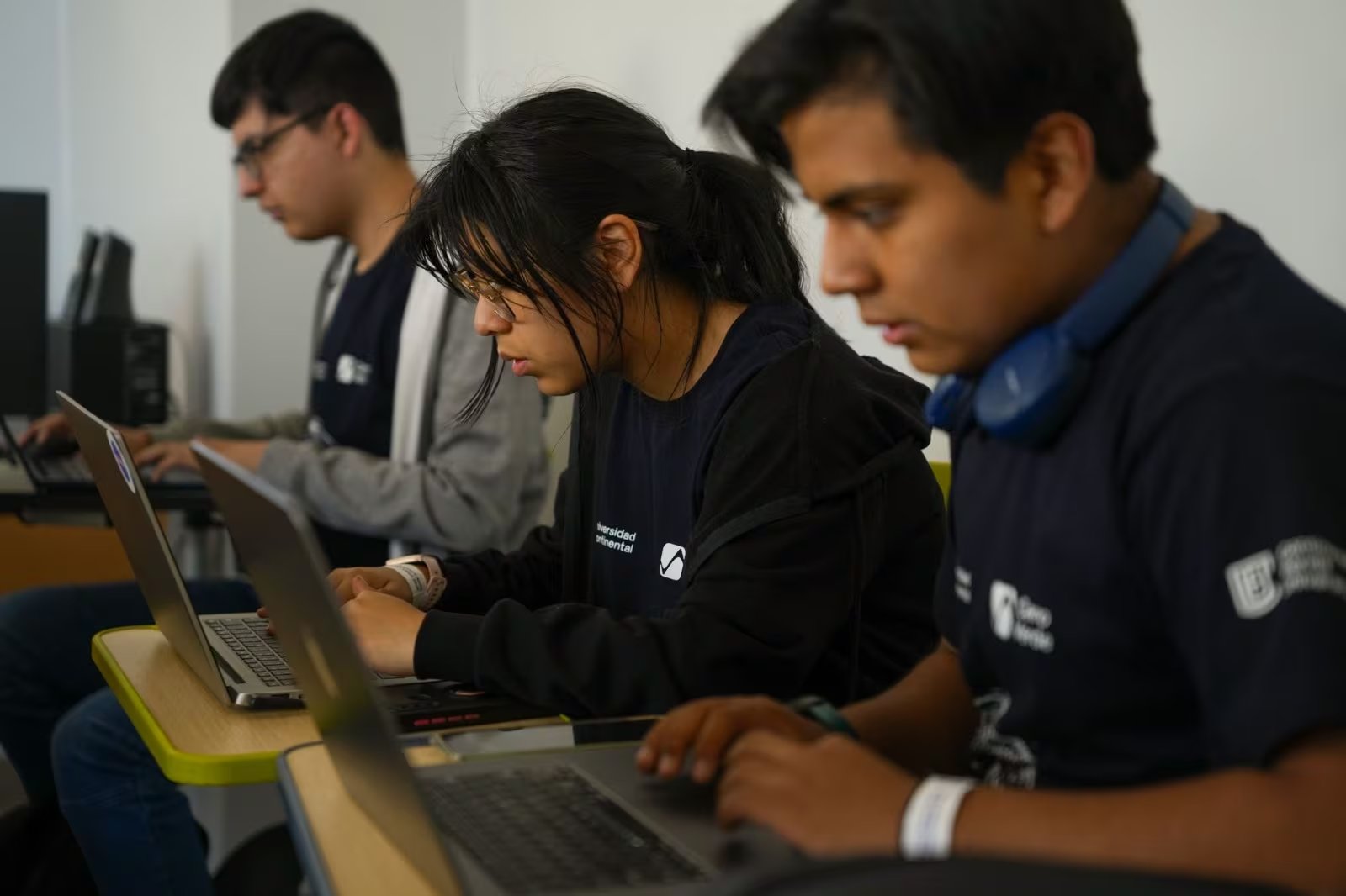Estudiantes utilizan computadoras portátiles durante las actividades del concurso NASA Space Apps Challenge en Perú.